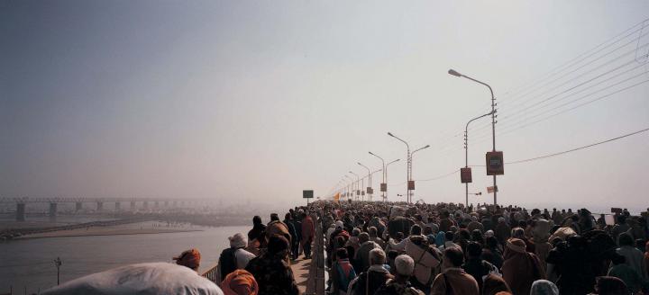 Menschenmassen auf einer Brücke