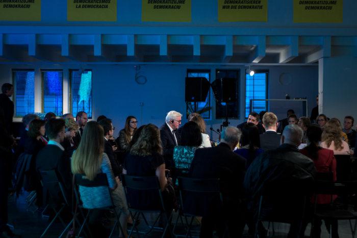 Foreign Minister Frank Walter Steinmeier in a discussion on the future of democracy in the »GLOBAL CONTROL AND CENSORSHIP« exhibition in Žilina. 