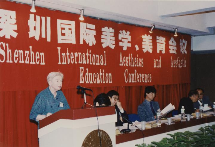 Elisabeth Walther auf dem Semiotik-Kongreß, Shenzen 1995