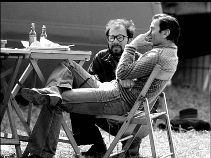 Gideon Bachmann mit Pier Paolo Pasolini im Gespräch am Set von »Saló«, 1975