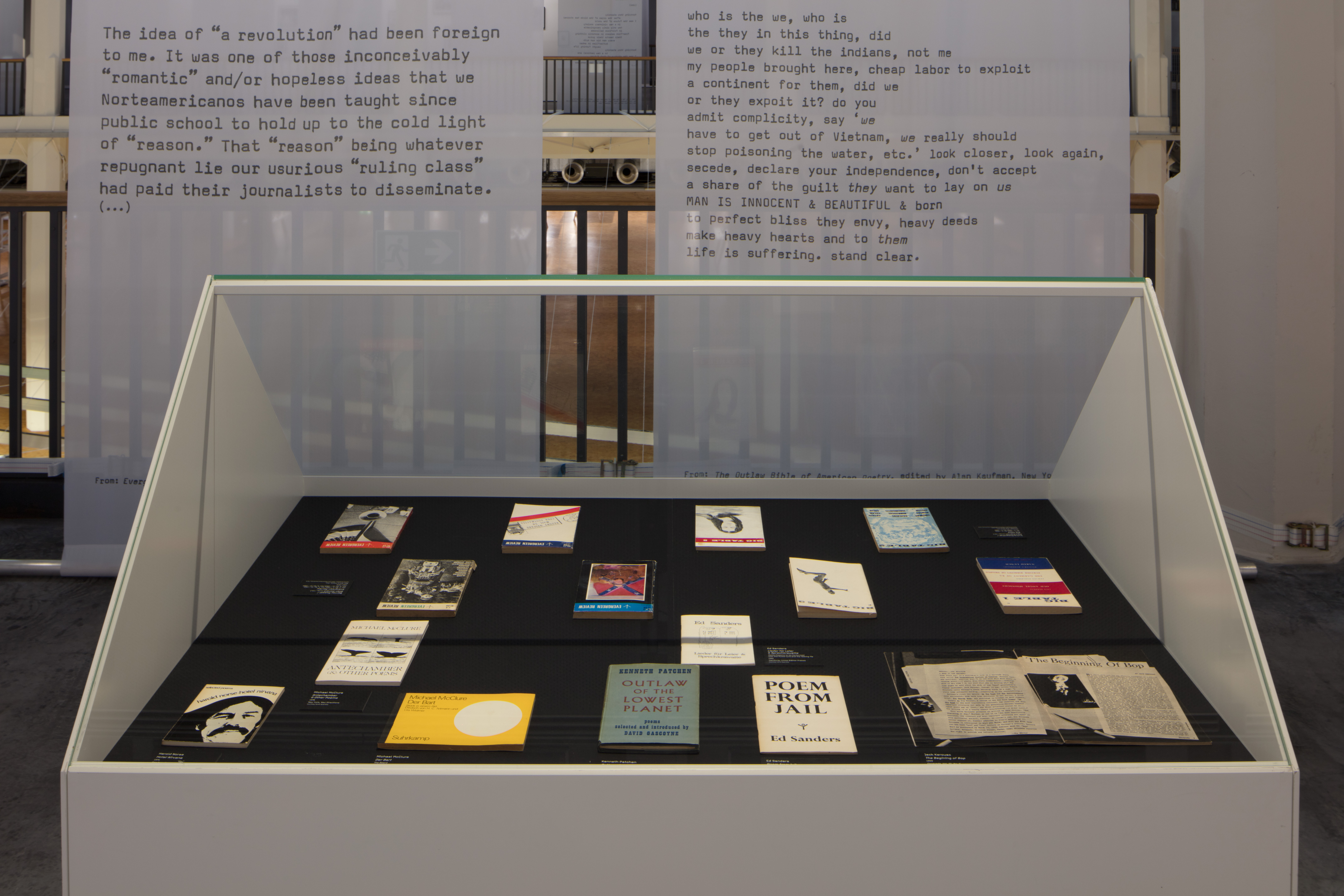 Blick auf eine Vitrine, in der Bücher ausliegen