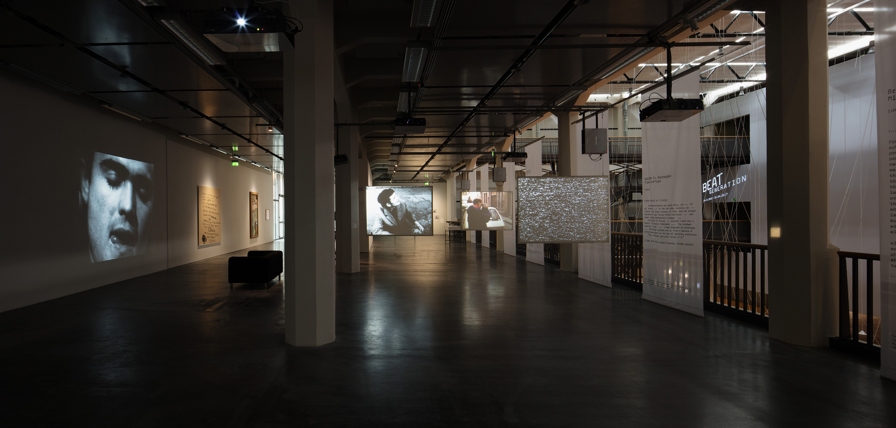 Blick in die Ausstellung »Beat Generation«: Großformatige Videoprojektionen und Schriftzüge