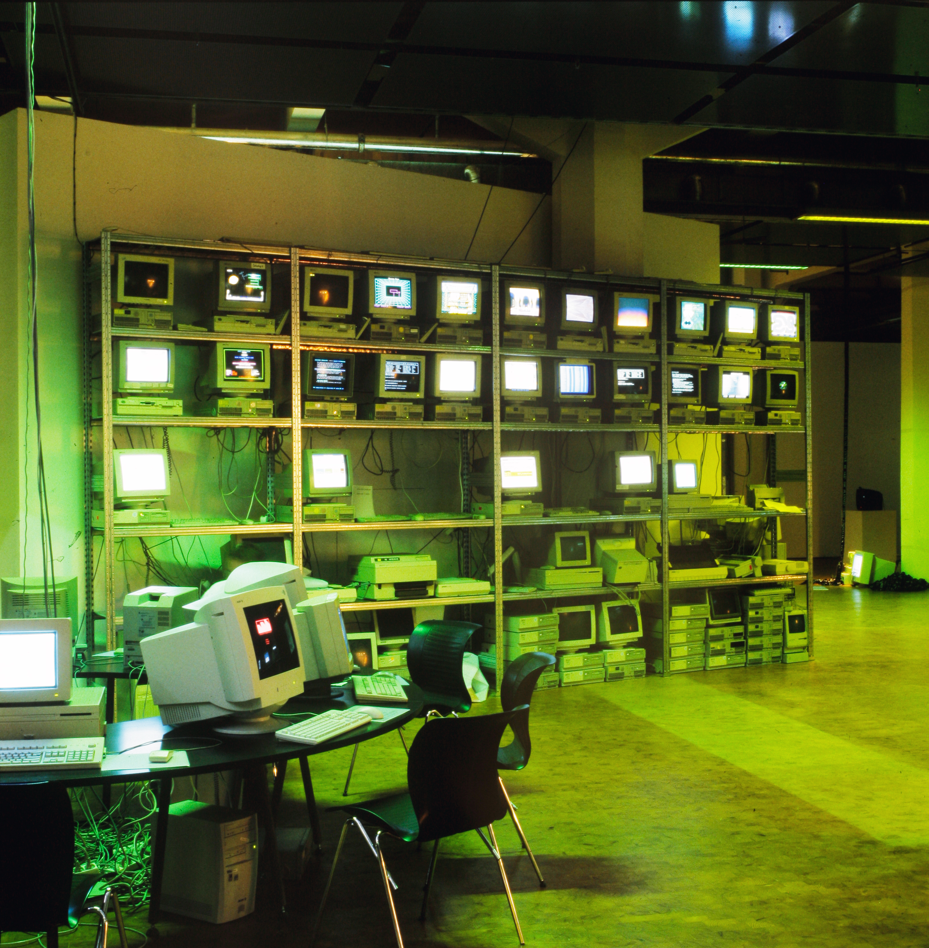 Blick in die Ausstellung net_condition: Ein Regal mit Computertechnik