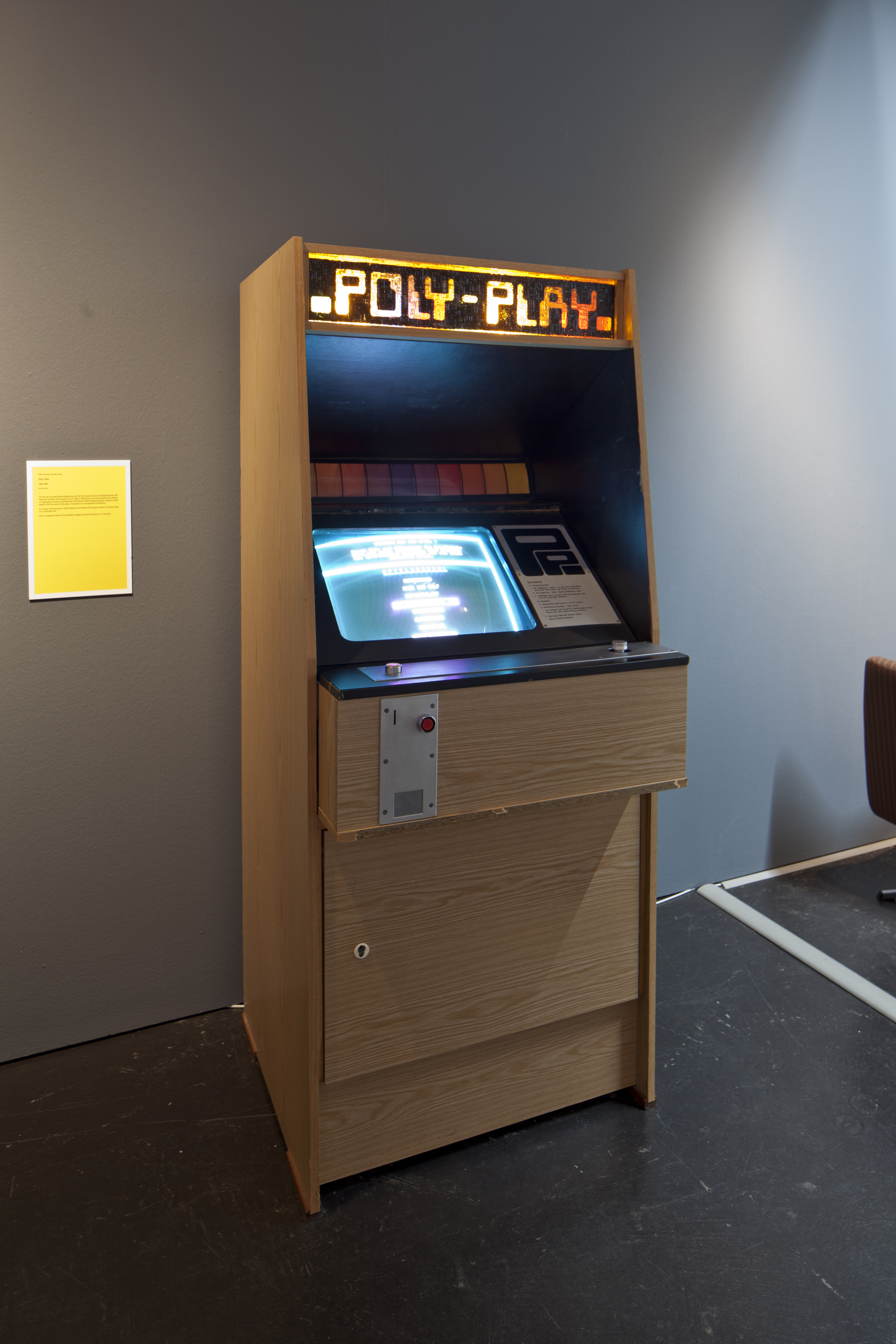 Ein Spielautomat mit der Aufschrift »Poly-Play«