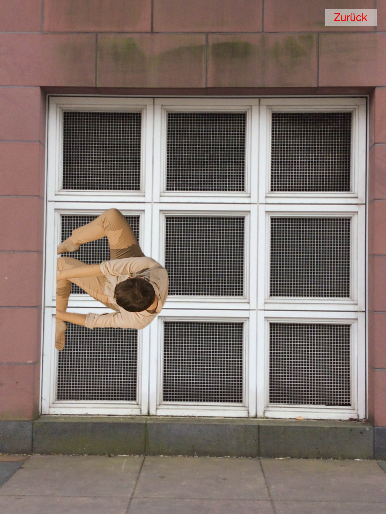 Ein Fenster der Badischen Landesbibliothek Karlsruhe überlagert vom Bild eines Tänzers.