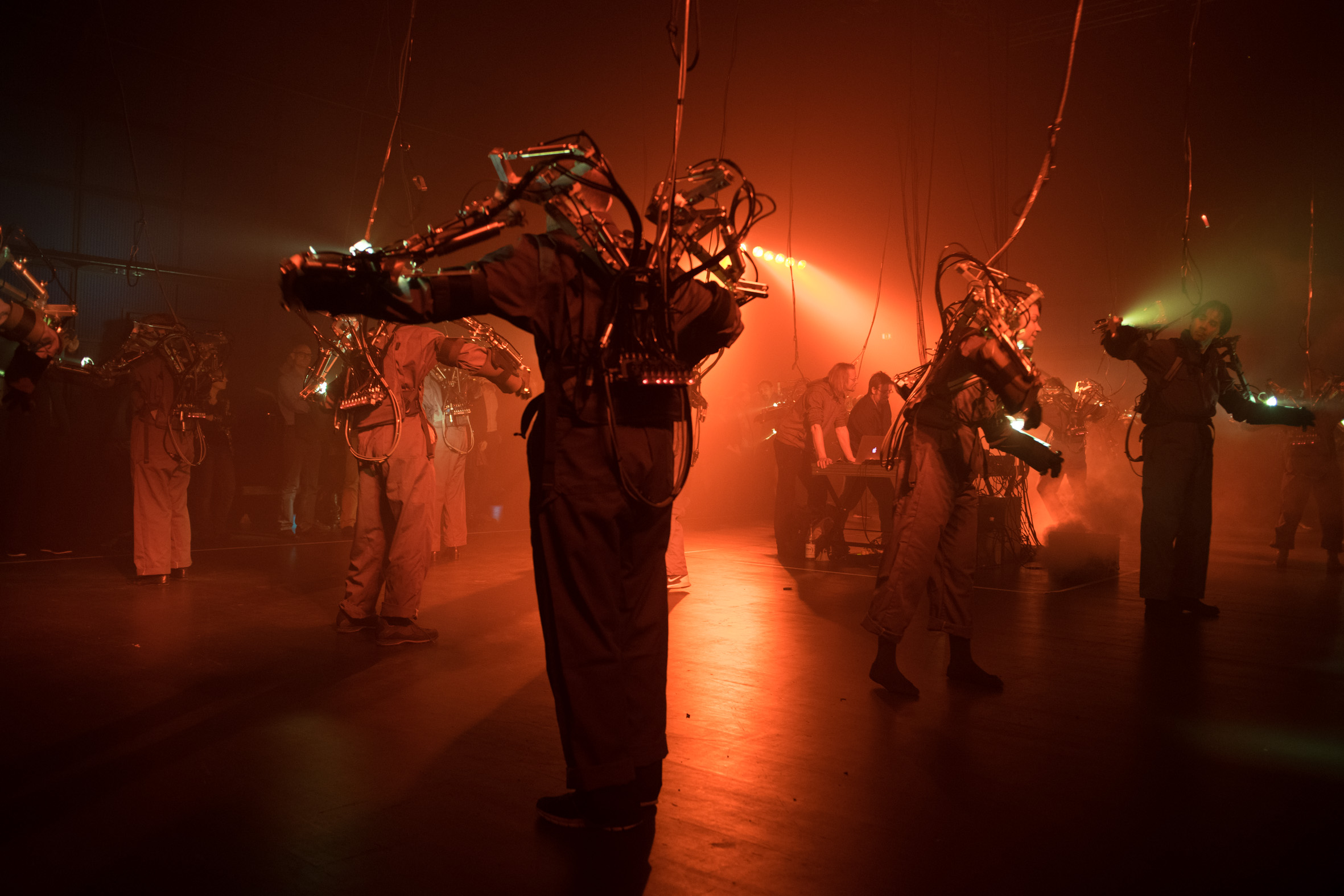Menschen in Exo-Skeletten