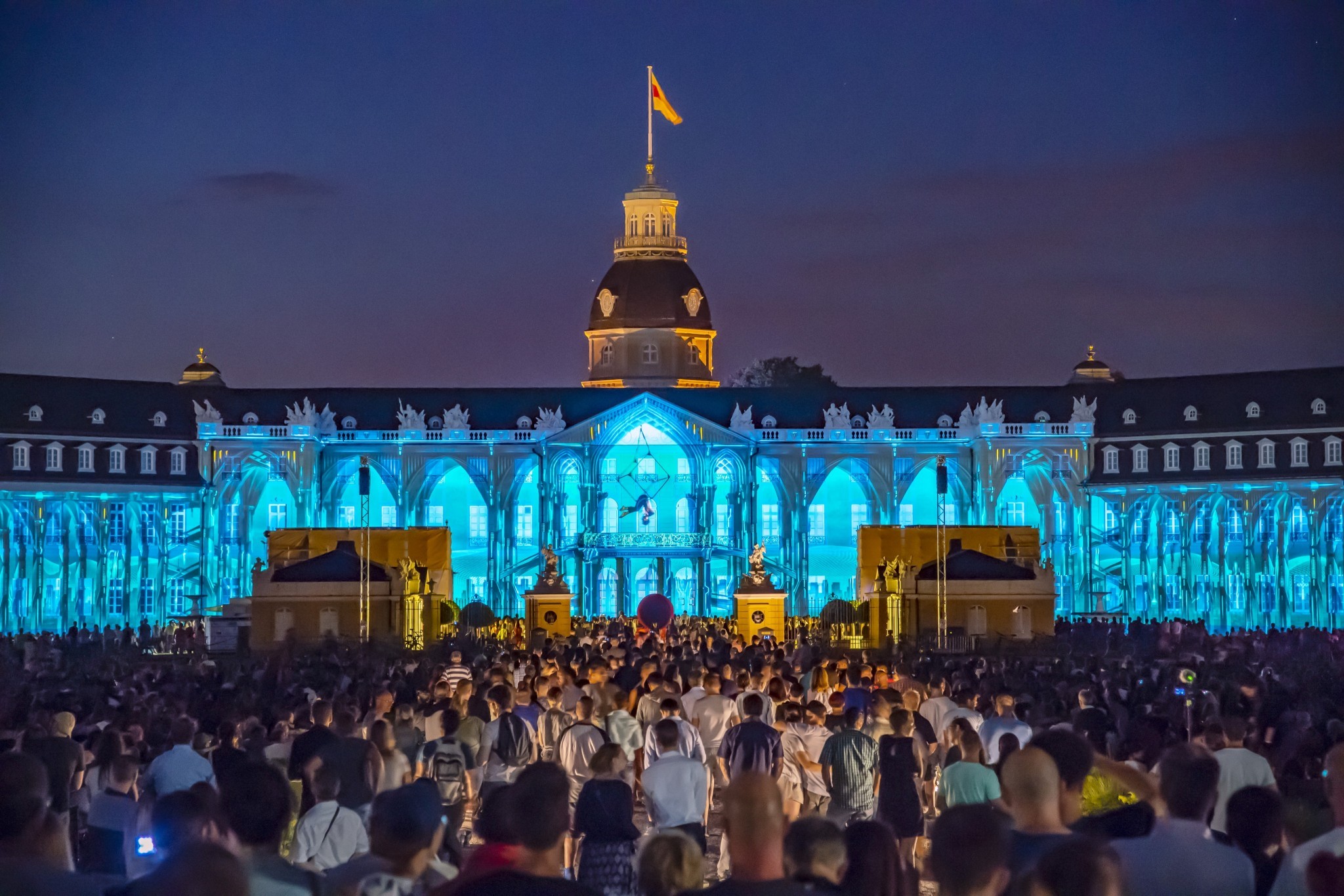 Das Karlsruher Schloss erstrahlt in Projection Mappings