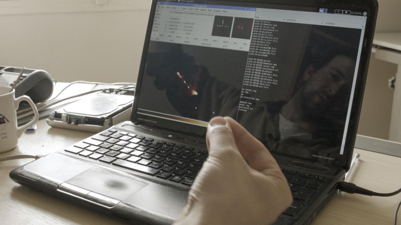 Ein Mann reflektiert sich in einem Computerbildschirm