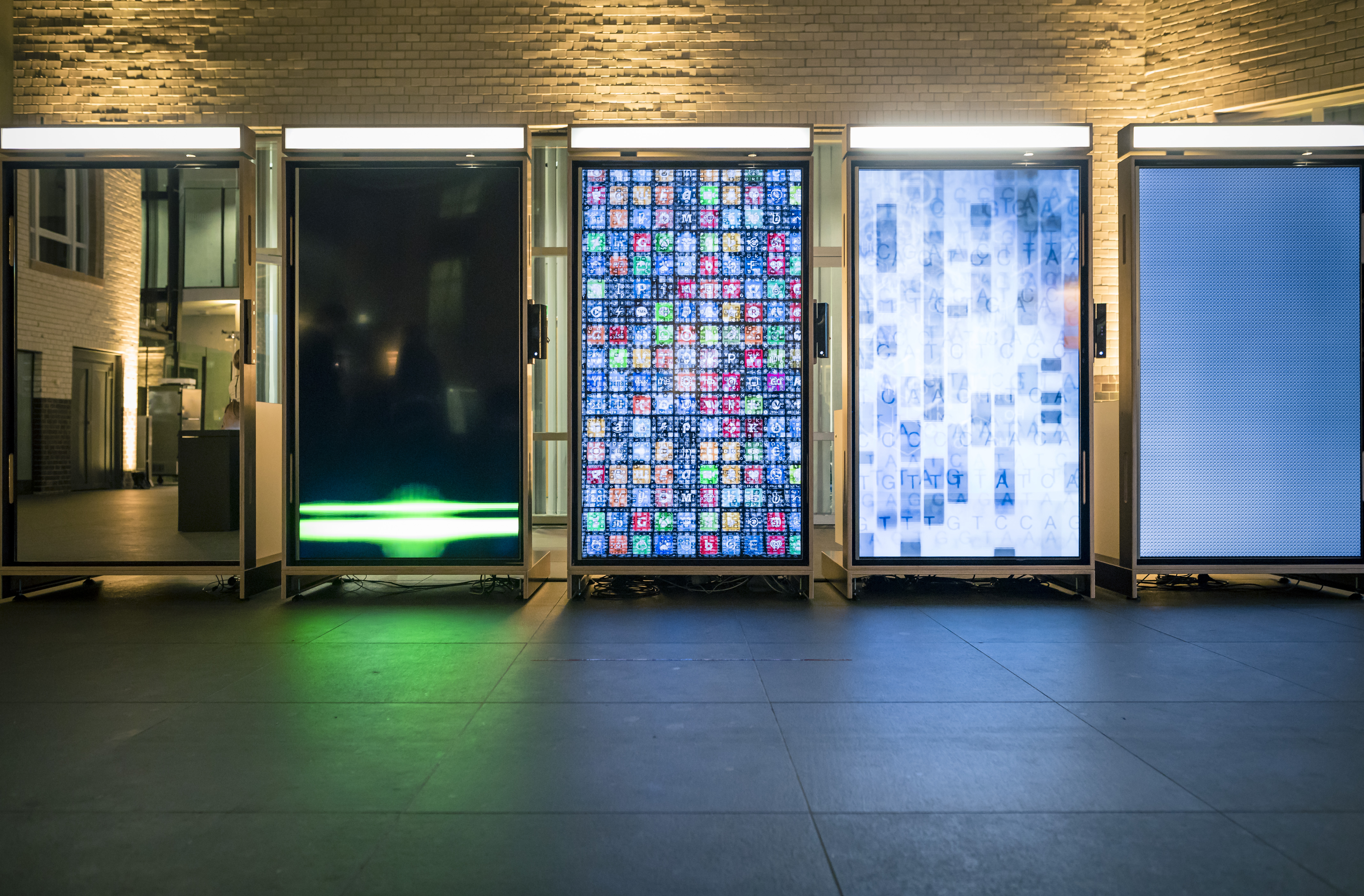 Vier große Displays, die den Besucher als Code darstellen können.