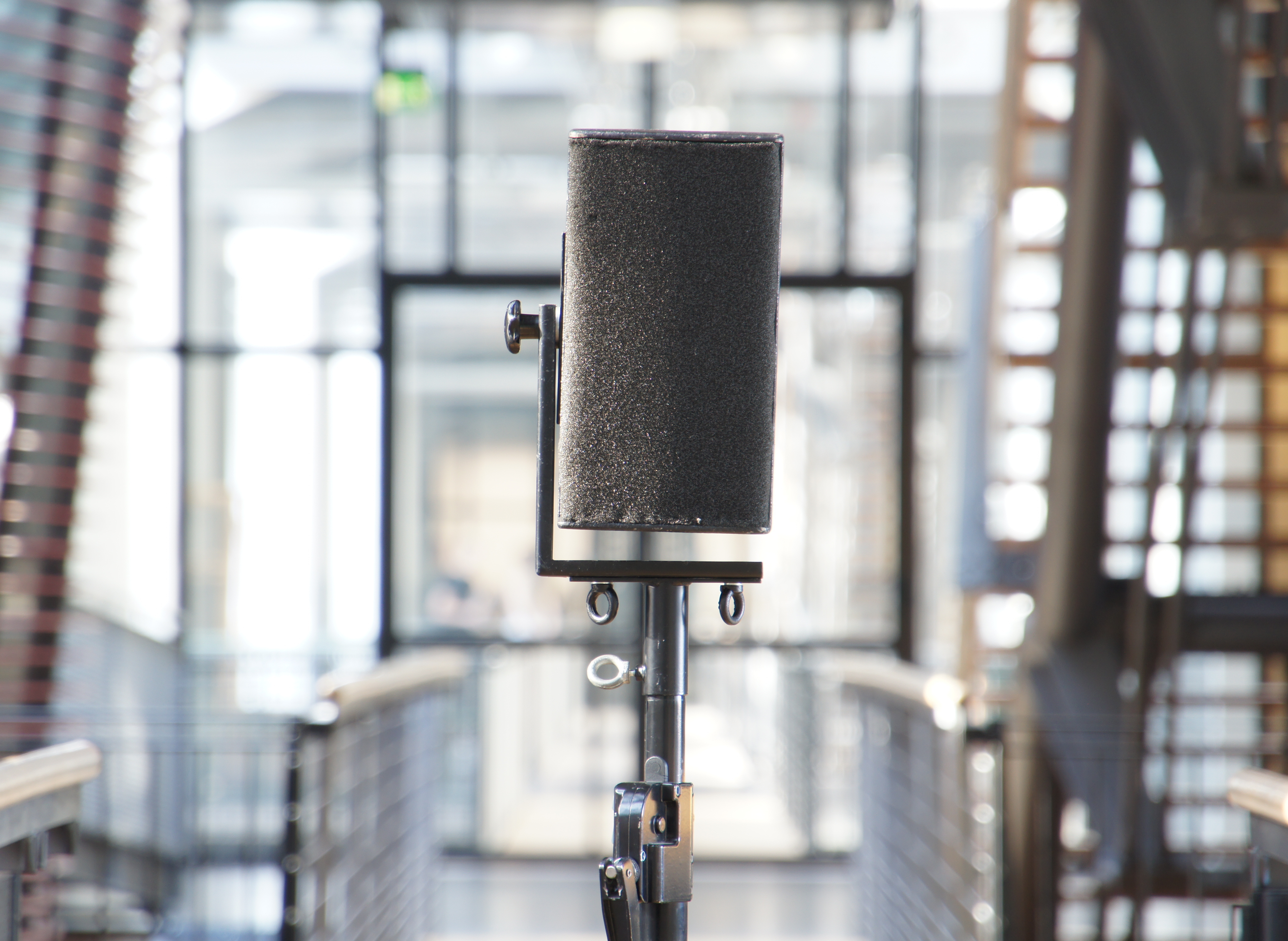 Das Foto zeigt ein zylinderförmiges Mikrofon mit silberenem Ständer.