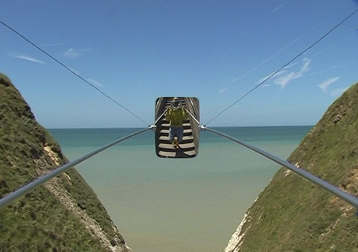 On the left and right side a wooded catfish protrudes into the picture. Between sea and sky share the picture. In the exact center of the picture a mirror is stretched on wire ropes, on which a person can be seen on a stone staircase.