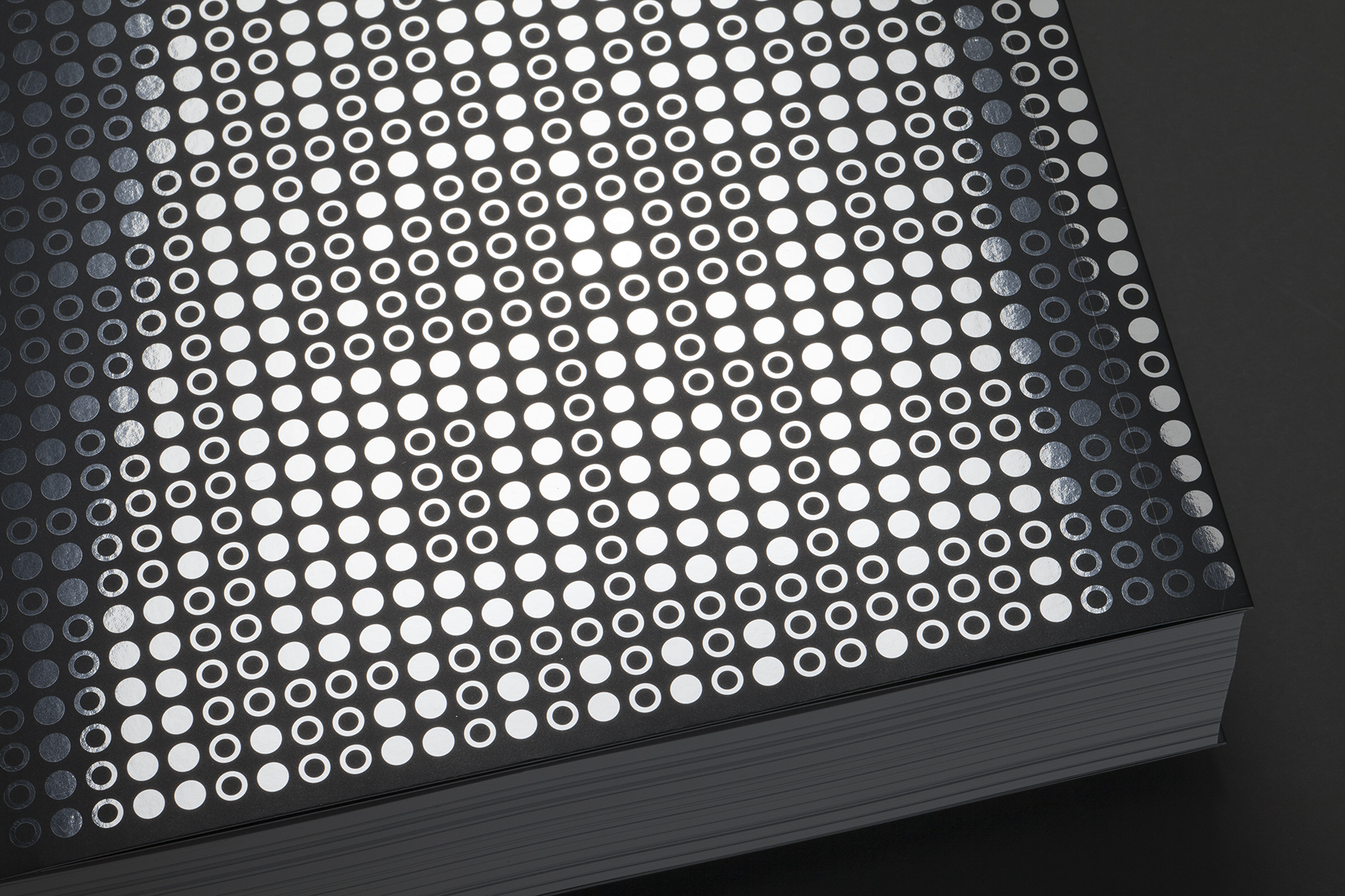 Front cover of the book „A little Known Story about a Movement, a Magazine, and the Computer’s Arrival in Art“: leere und ausgefüllte silberne Kreise auf schwarzem Grund, die Binärcode symbolisieren