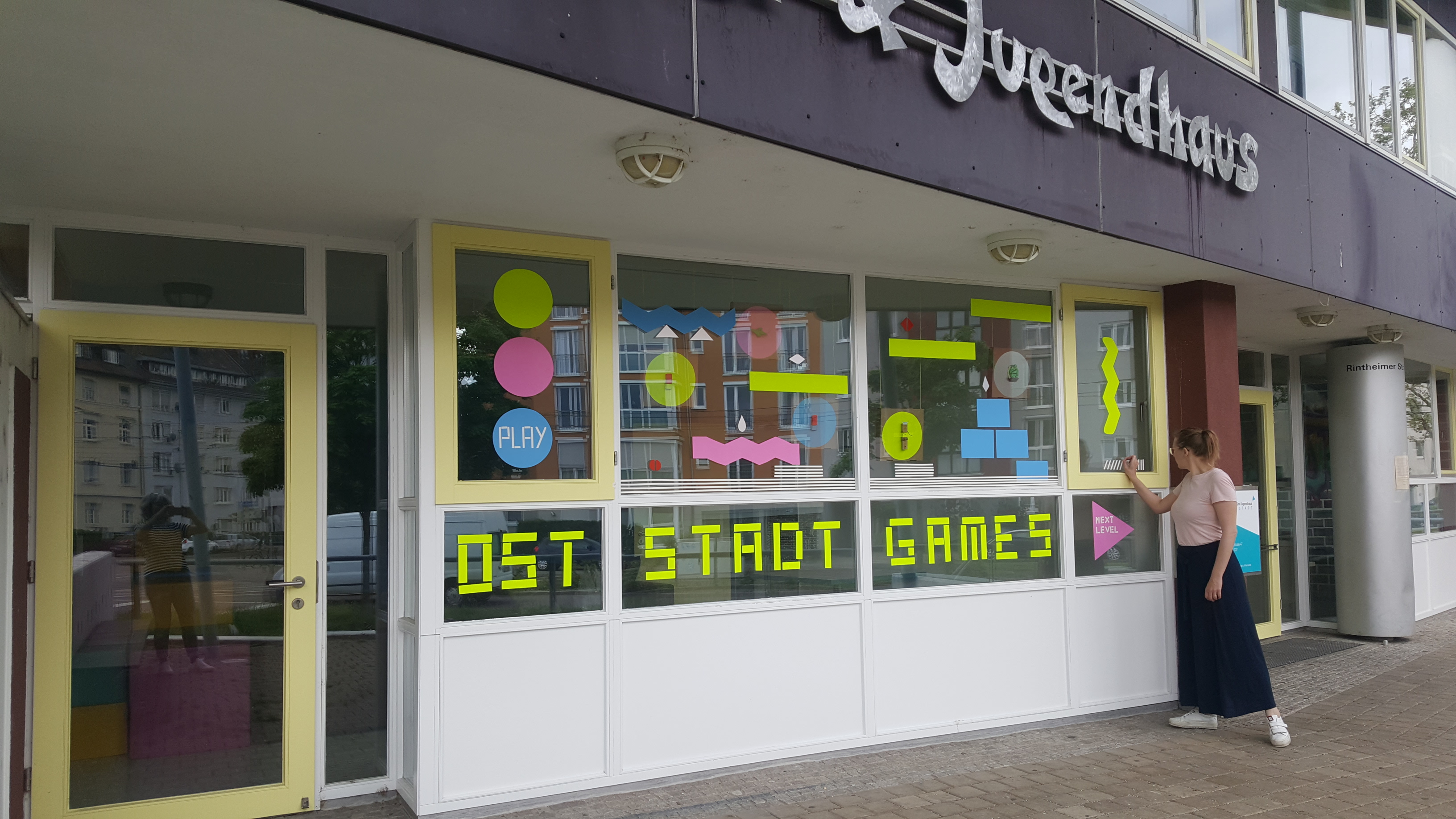 Außenansicht eines Jugendhauses mit bunten Basteleien im Fenster