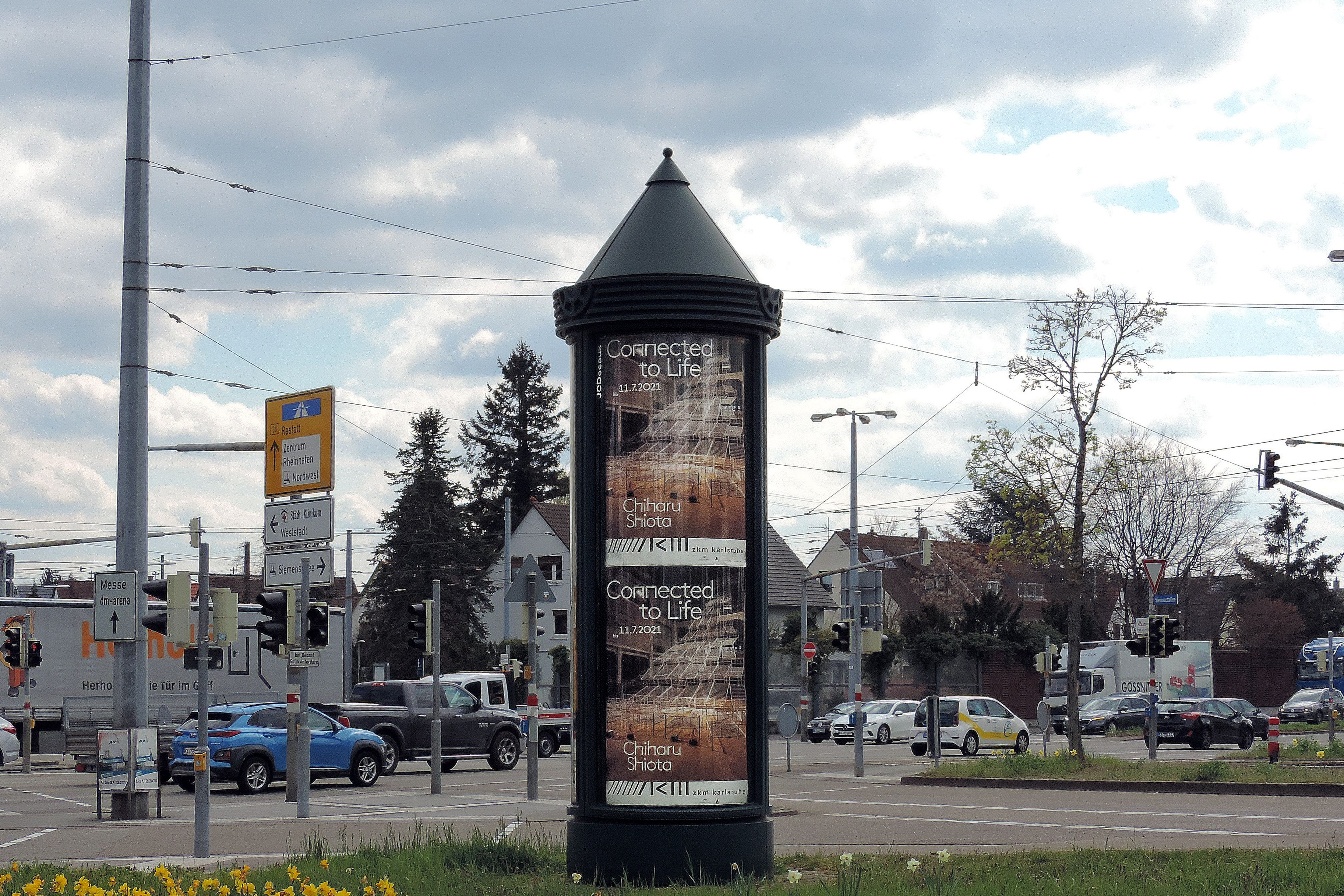 Eine Plakatsäule in Karlsruhe mit Werbung zur Ausstellung »Chiharu Shiota. Connected to Life«.