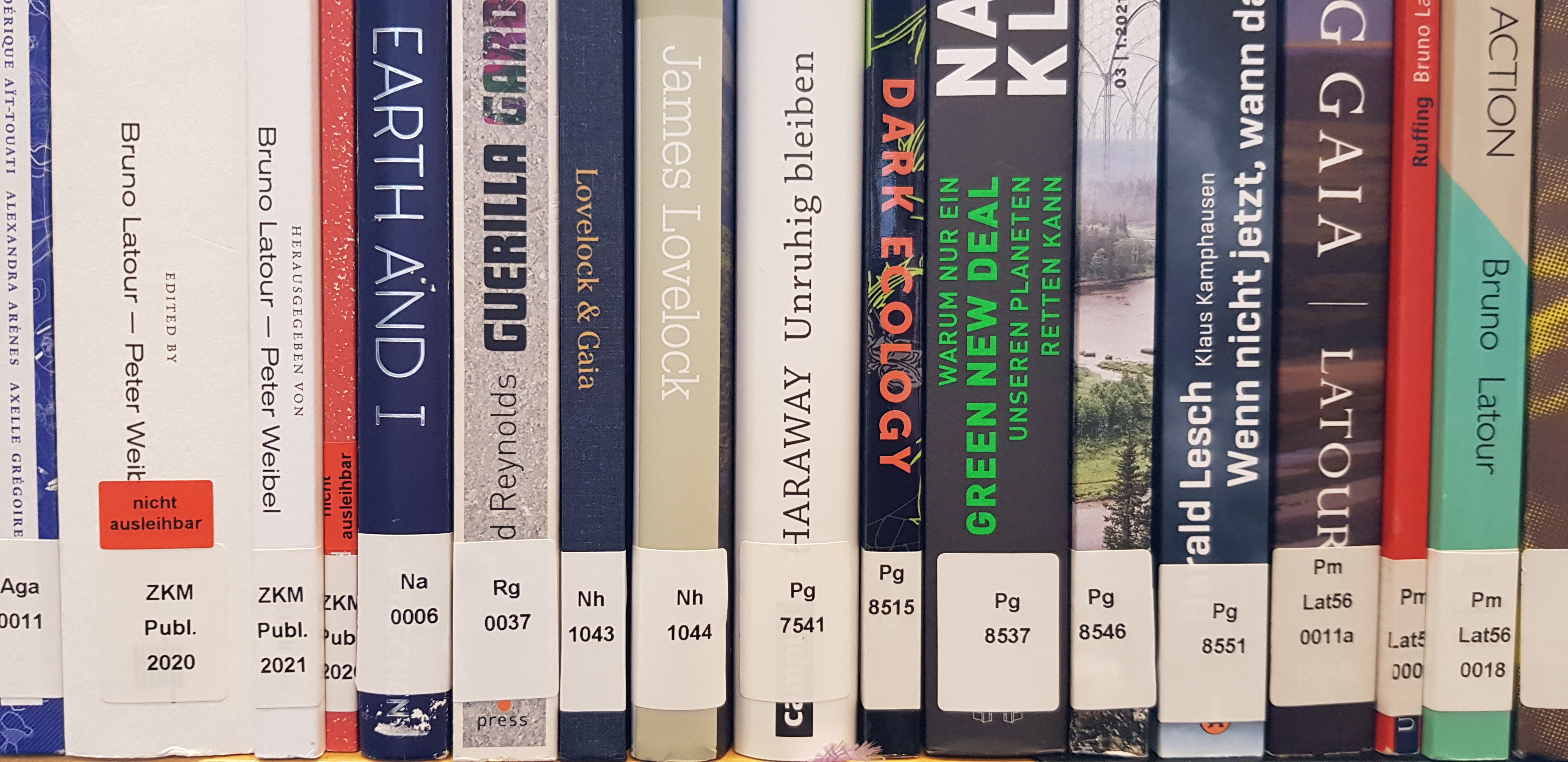 Bücher zur Ausstellung Critical Zones in der Bibliothek
