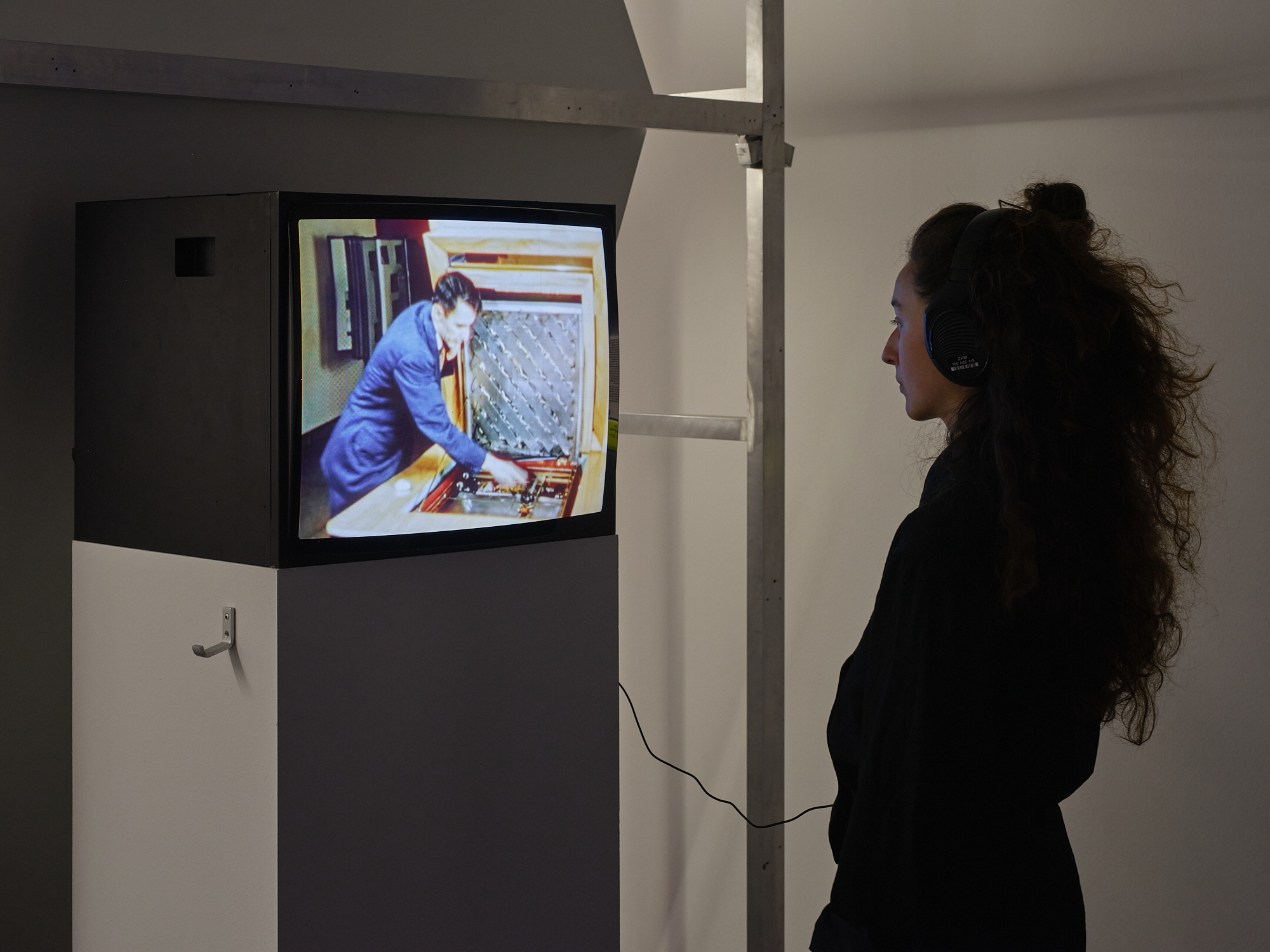 »Theseus. Mouse with a Memory« von Claude Shannon. Der Film zeigt den Begründer der Informationstheorie Claude Elwood Shannon, wie er die in den Bell Laboratories – Forschungsabteilung der Telefongesellschaft AT&T – seine Techno-Maus demonstriert.