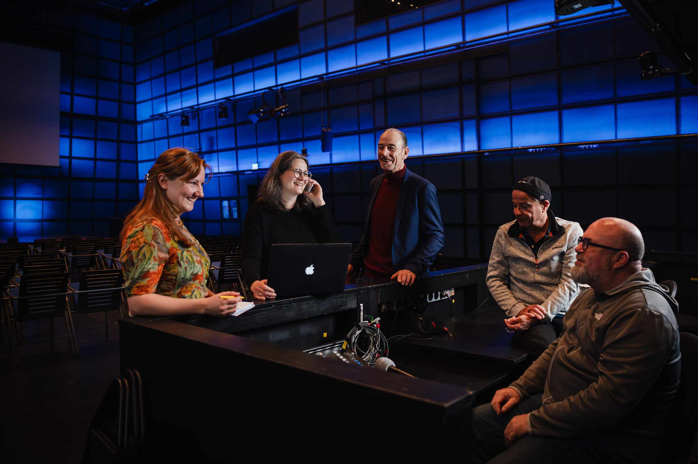 Das Bild zeigt das Event-Team bei der Planung im Medientheater