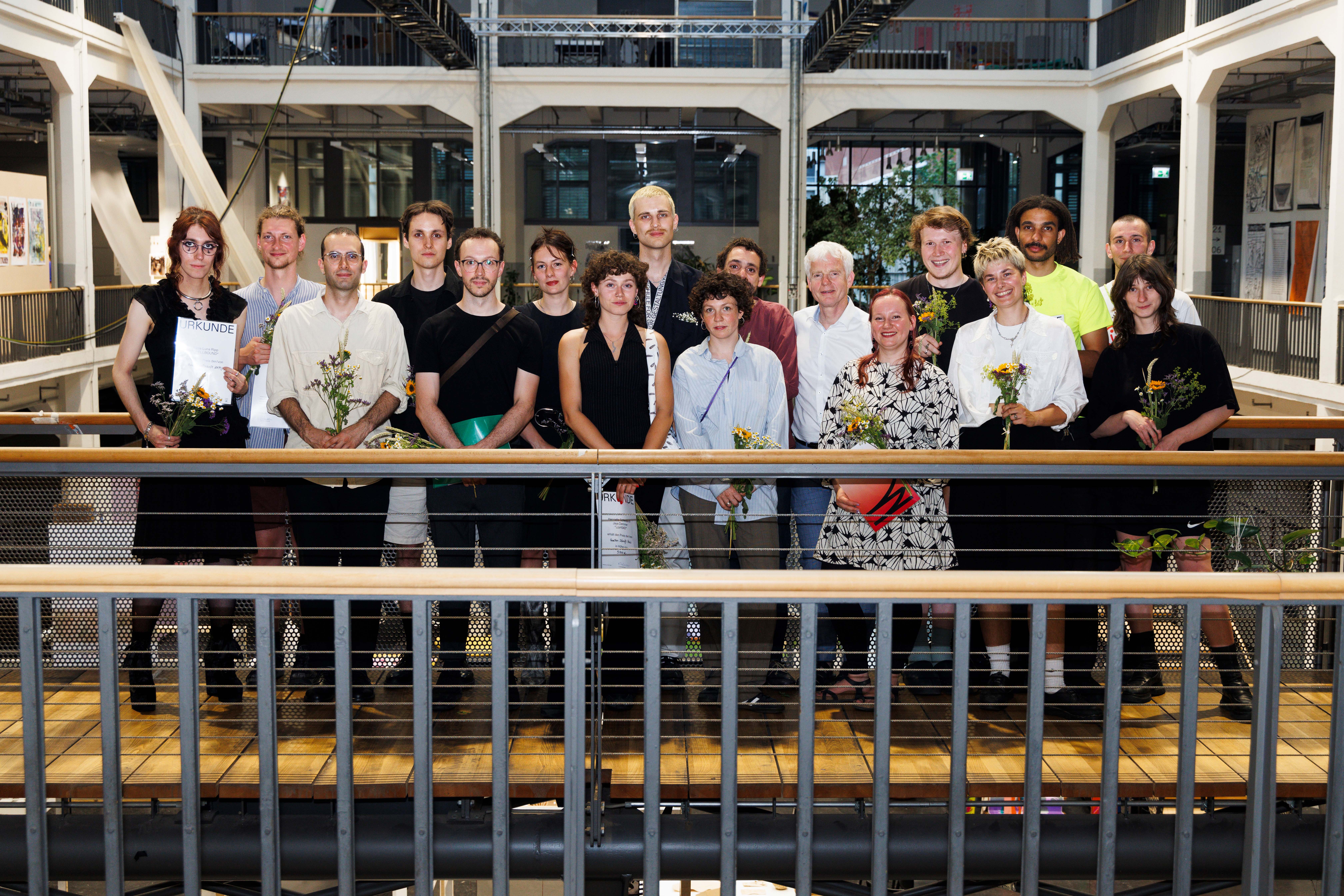 Gruppenfoto der Preisträger:innen für den HfG Rundgang 2024