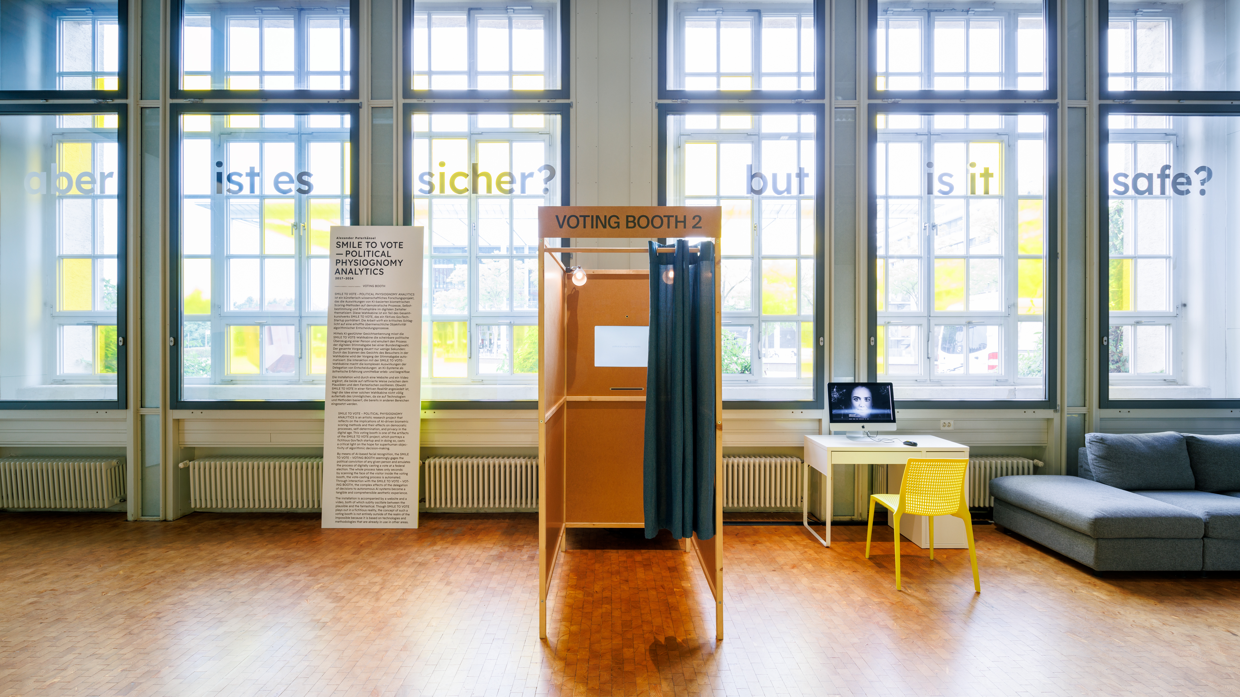 Ansicht der interaktiven Installation "Smile to Vote – Political Physiognomy Analytics"