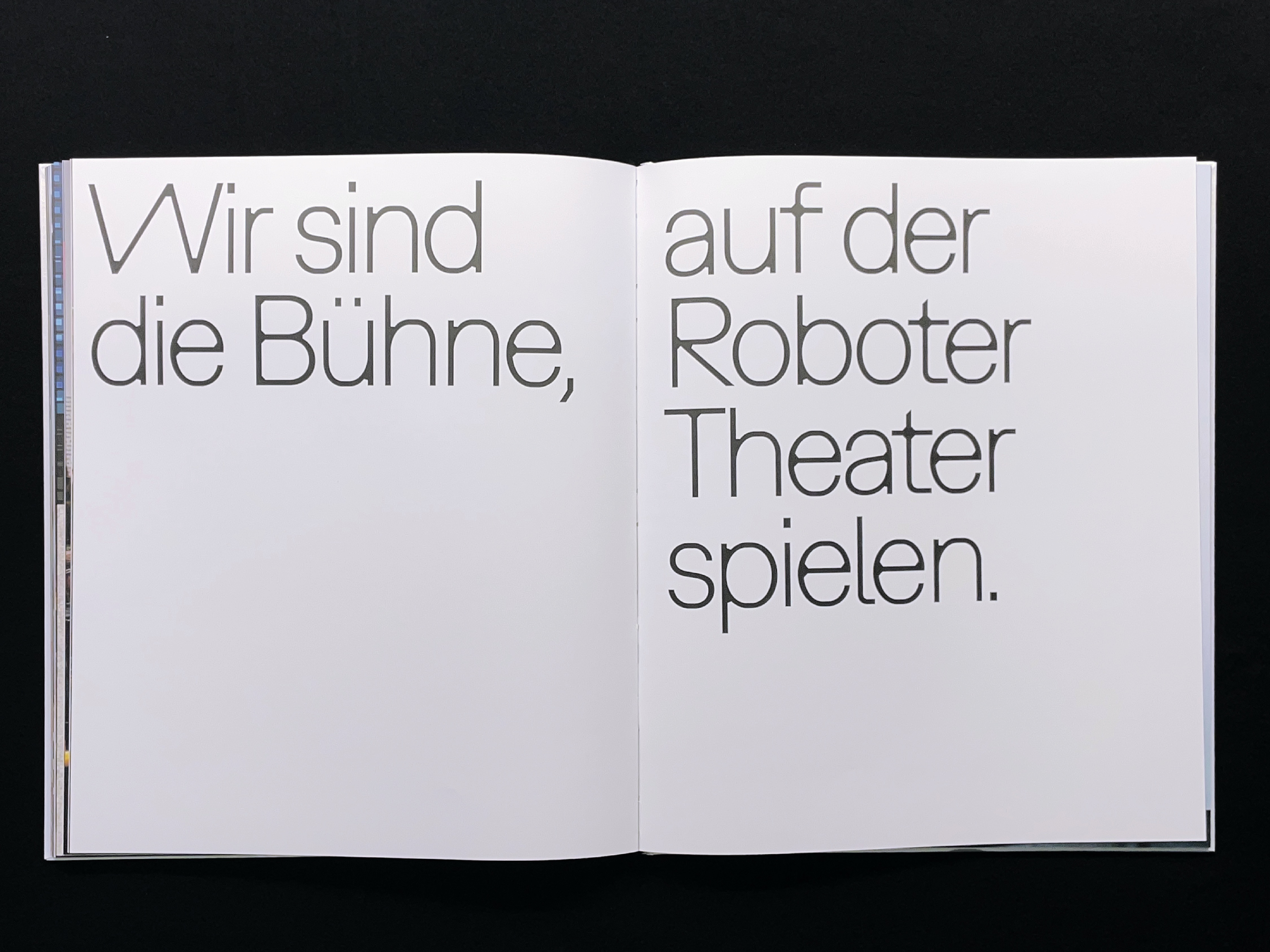 Eine Textseite aus "Das ZKM in Bildern": Wir sind die Bühne, auf der Roboter Theater spielen.