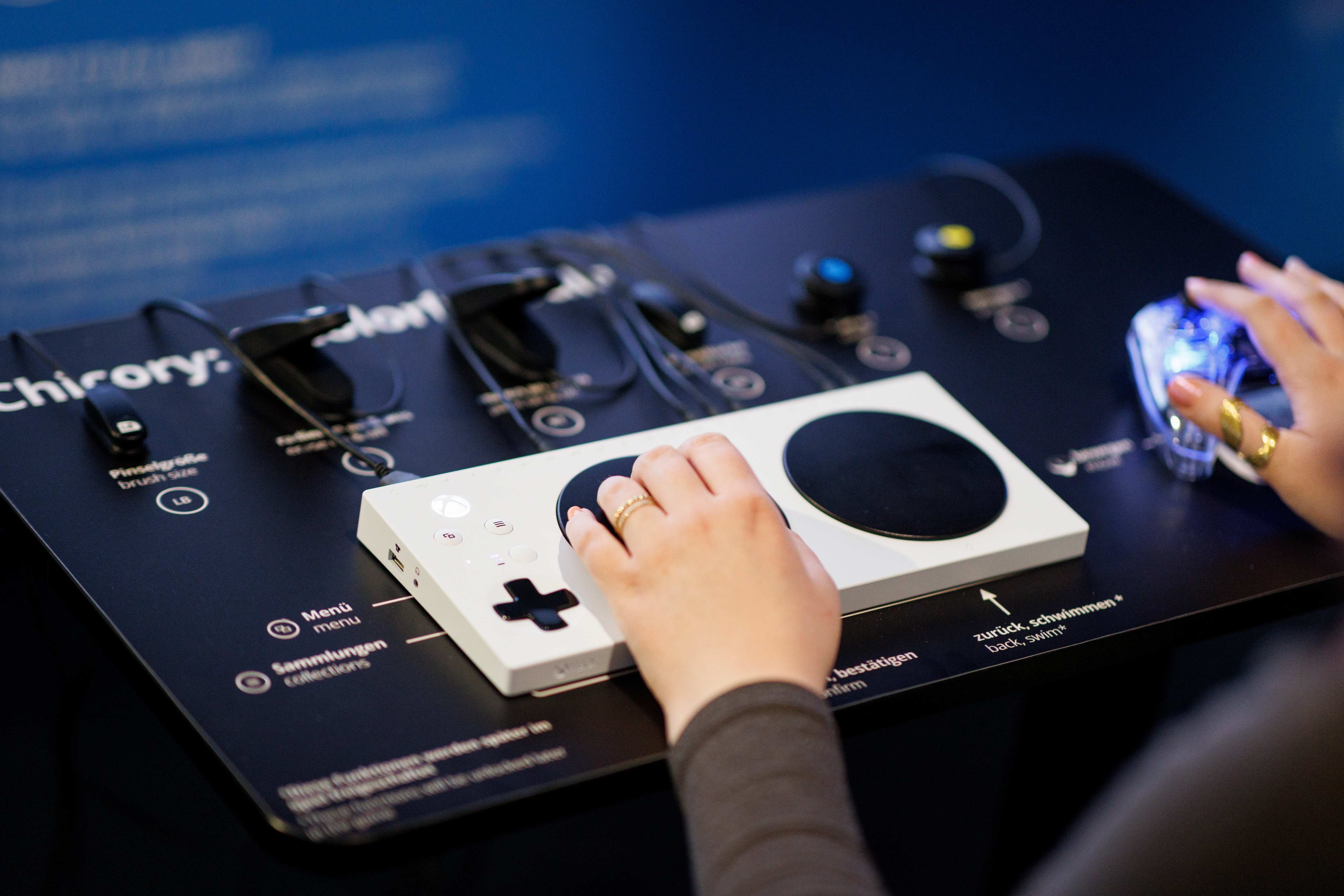 Zu sehen sind die Hände einer Person, die einen Controller bedient.