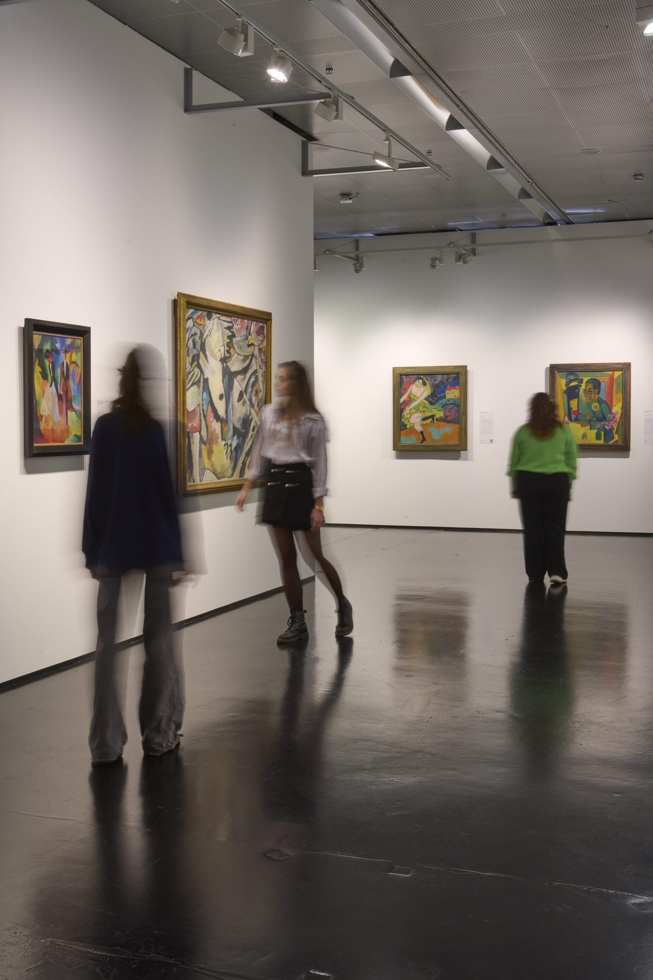 Besucher:innen einer Ausstellung