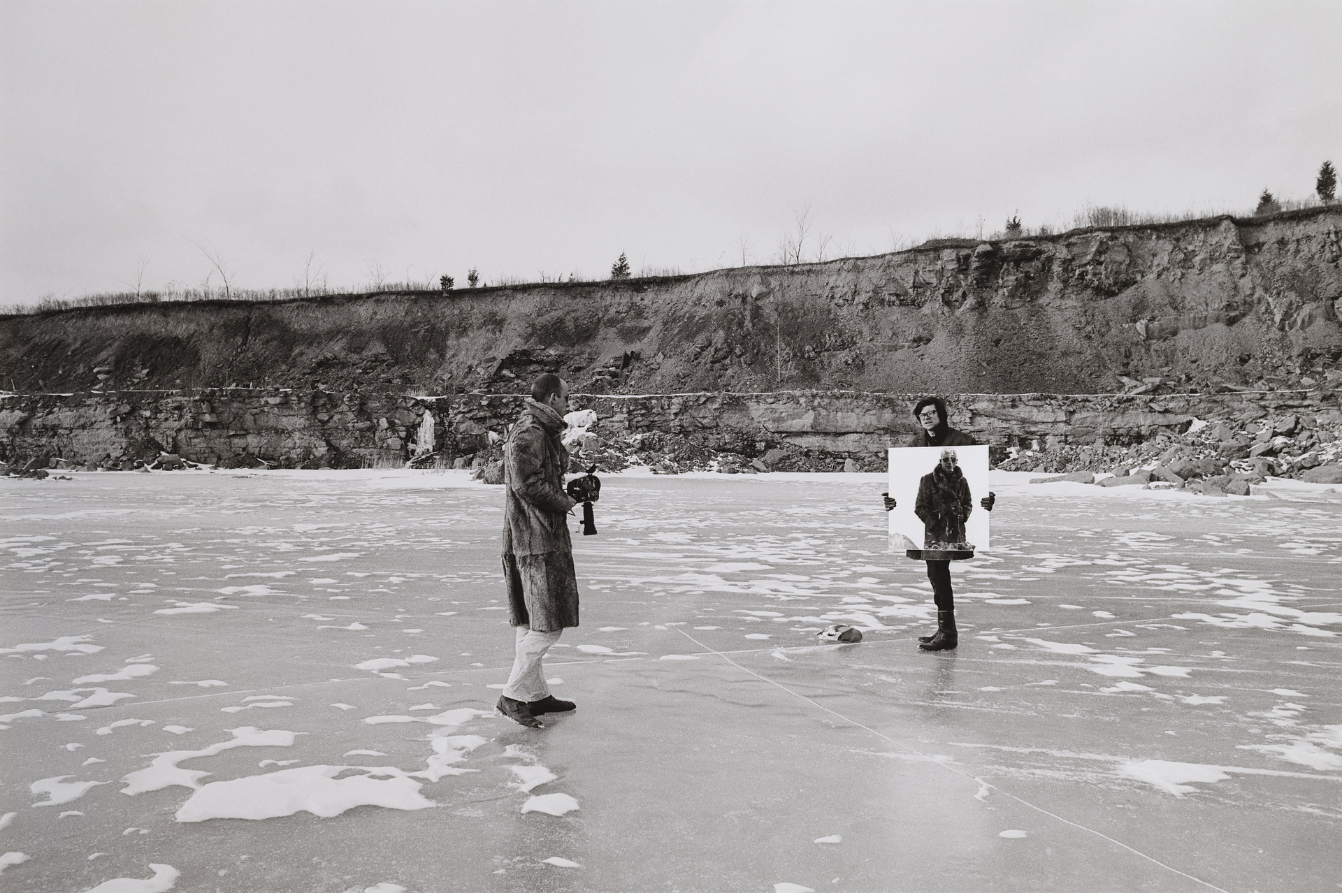 Gerry Schum und Robert Smithson während der Dreharbeiten zu ›Fossil Quarry Mirror with Four Mirror Displacements‹, Cayuga Lake Region, New York State, März 1969