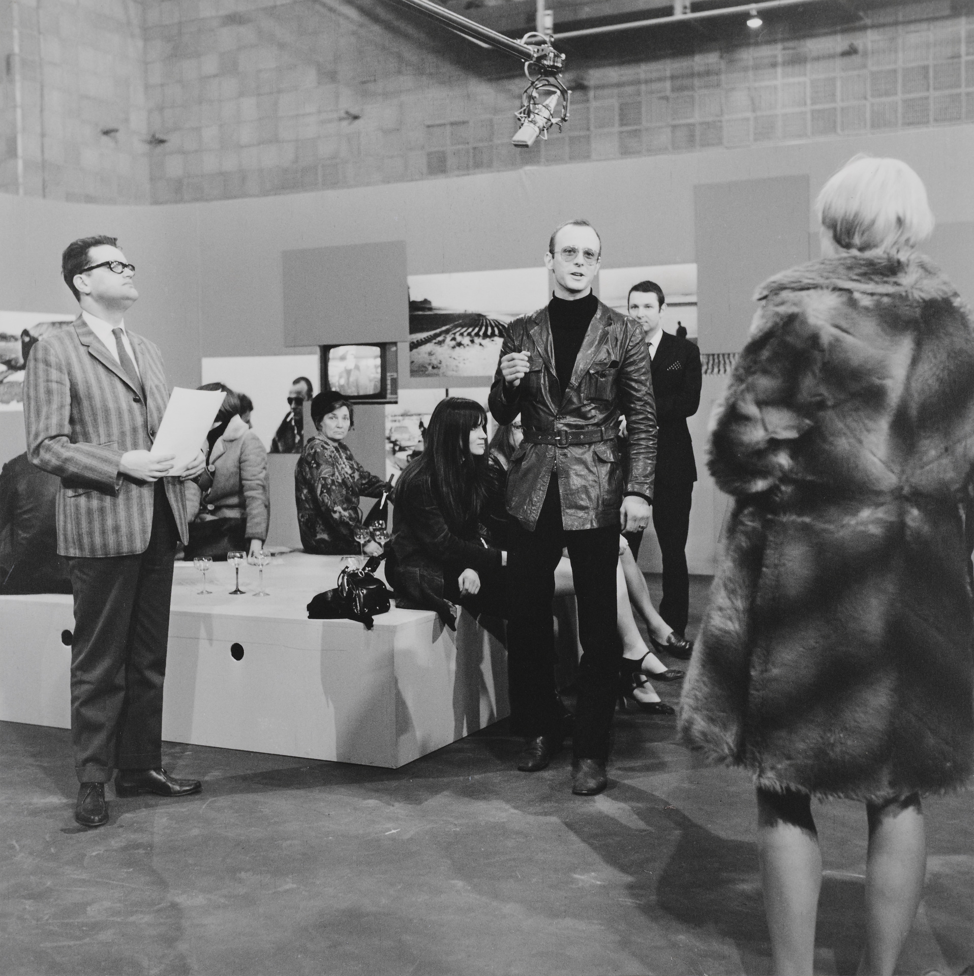 Gerry Schum und Jean Leering bei der Eröffnungveranstaltung der Fernsehausstellung 'LAND ART' im Studio C des SFB