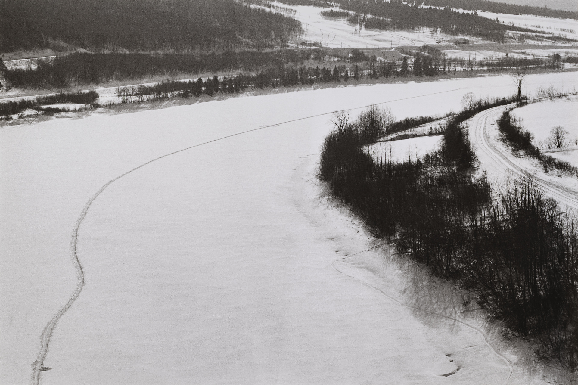 Blick aus dem Flugzeug während der Dreharbeiten zu  Dennis Oppenheims  ›Timetrack, Following the Timeborder Between Canada and USA‹, Fort Kent, 17. März 1969, Canada: 2:00 pm, USA: 3:00 pm