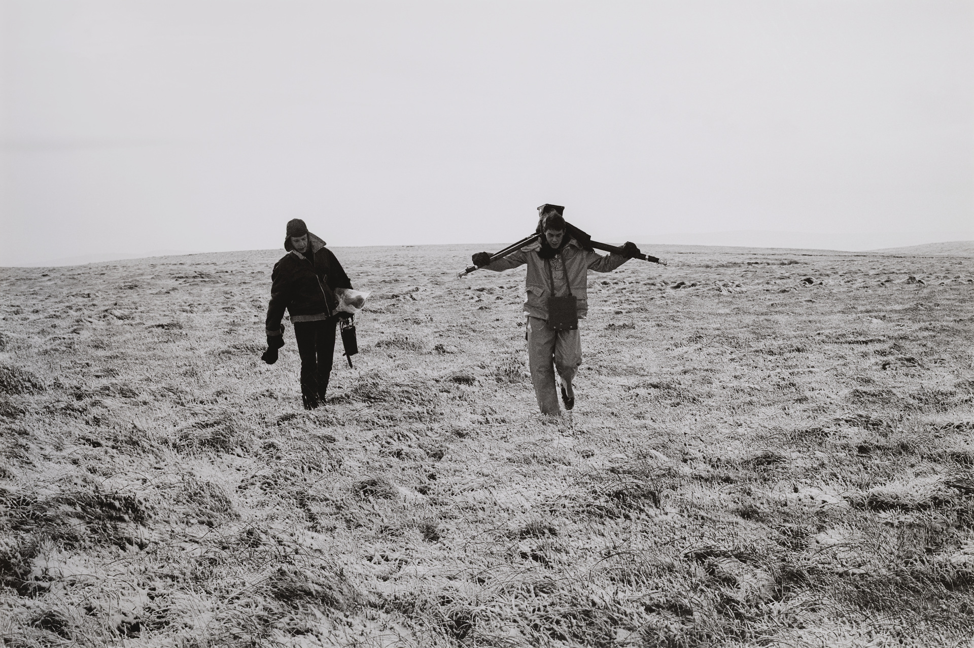 Gerry Schum und Richard Long während der Dreharbeiten zu Richard Longs ›Walking a Straight 10 Mile Line Forward and Back Shooting Every Half Mile‹, Dartmoor, England, 20. Januar 1969