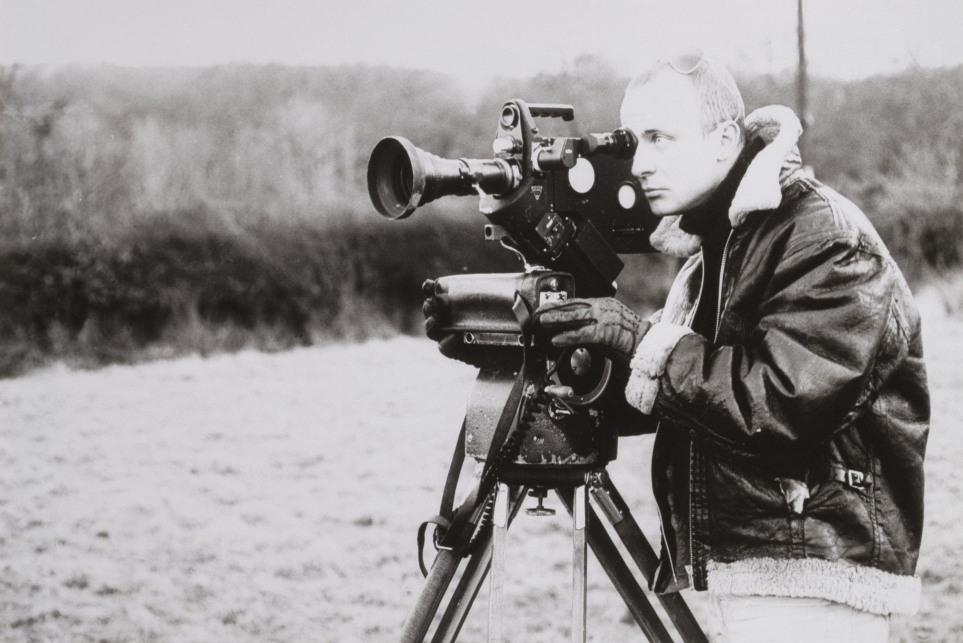 Gerry Schum während der Dreharbeiten zu Richard Longs ›Walking a Straight 10 Mile Line Forward and Back Shooting Every Half Mile‹, Dartmoor, England, 20. Januar 1969
