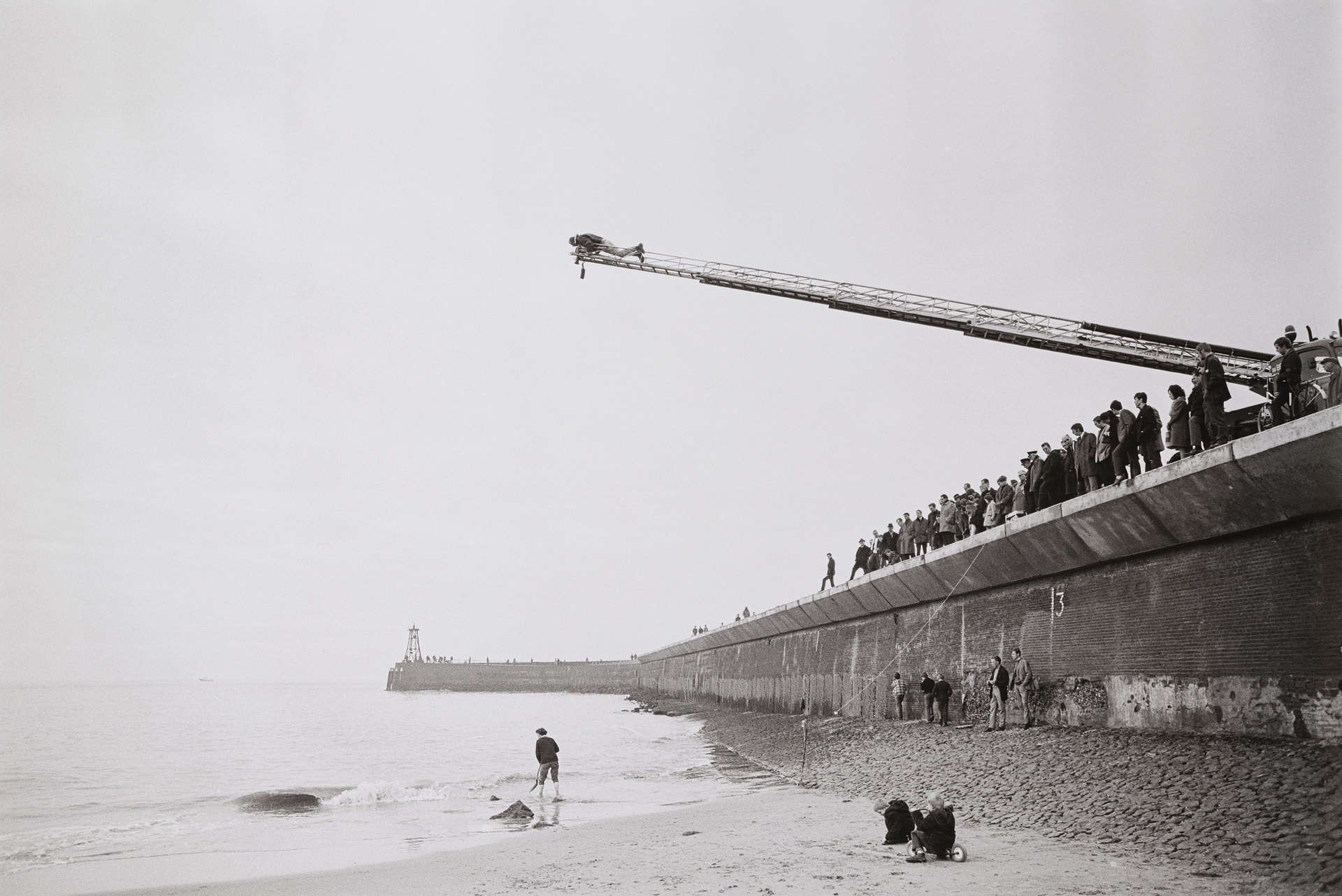 Während der Dreharbeiten zu Barry Flanagans ›A Hole in the Sea‹, Scheveningen, Niederlande, Februar 1969