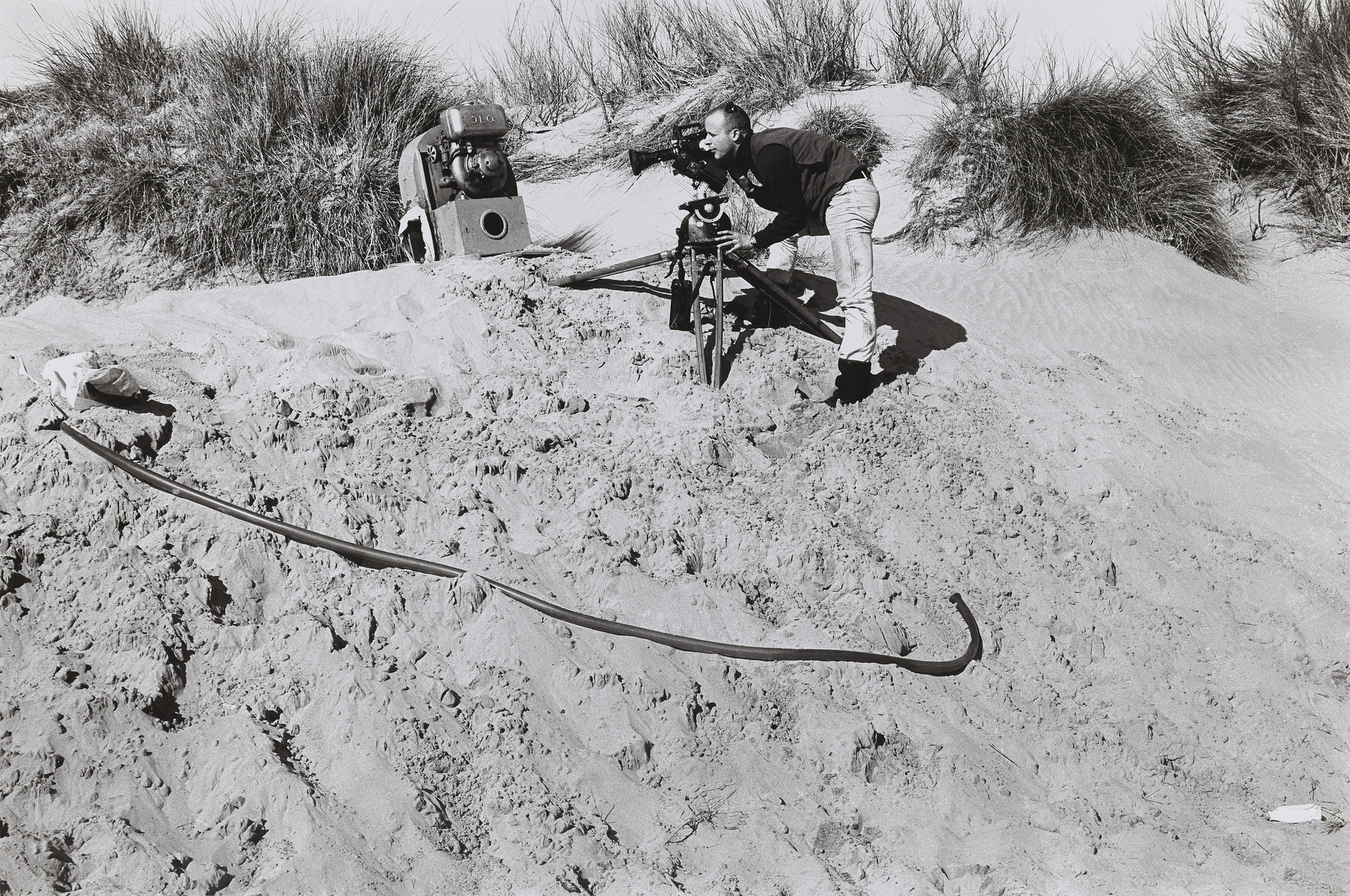 Gerry Schum bei den Dreharbeiten zu Marinus Boezems ›Sand Fountain‹, Camargue, Frankreich, Januar 1969