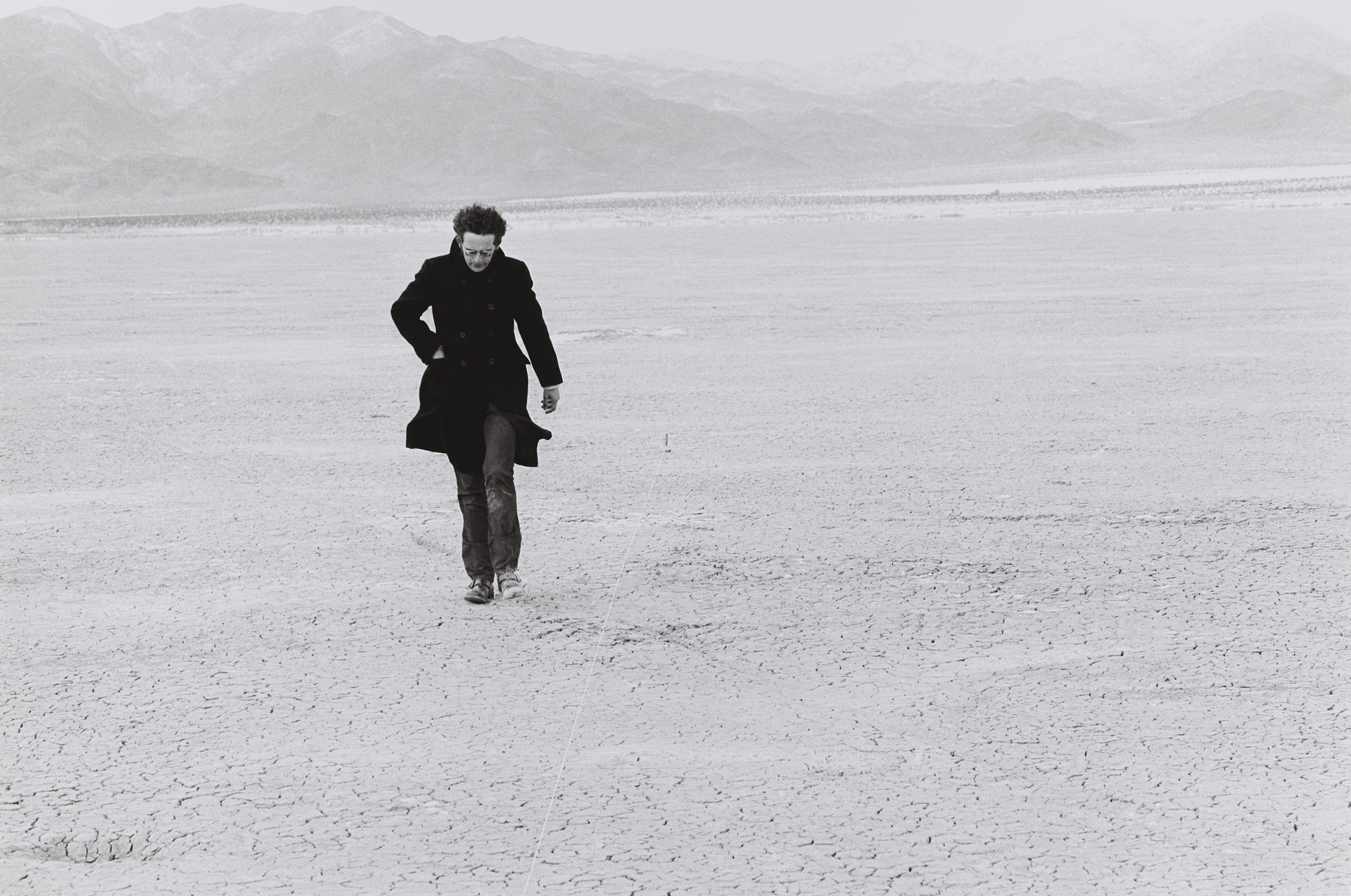 Walter De Maria während der Dreharbeiten zu ›Two Lines Three Circles on the Desert‹, Mojave Desert, Kalifornien, USA, März 1969