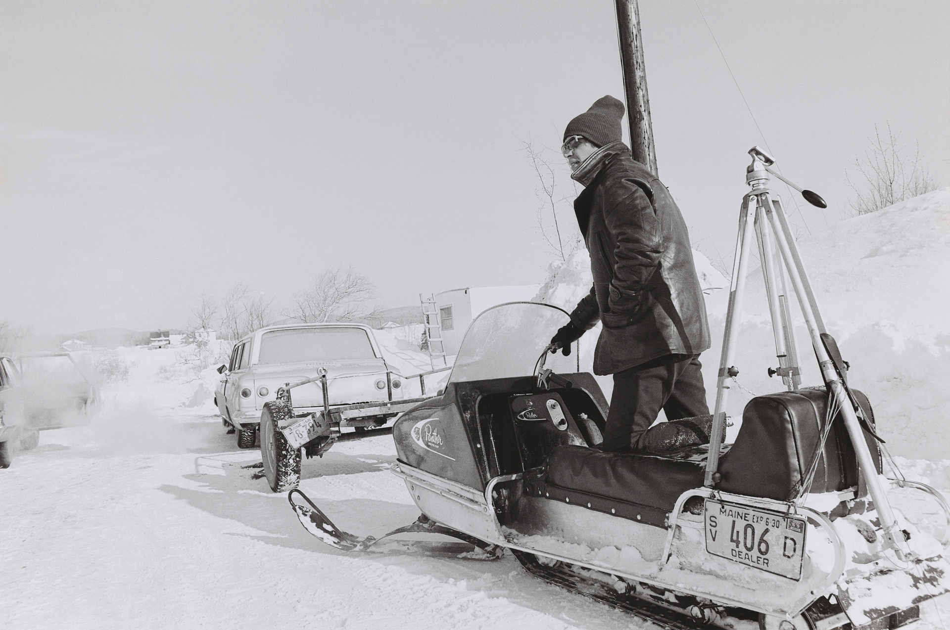 Während der Dreharbeiten zu  Dennis Oppenheims  ›Timetrack, Following the Timeborder Between Canada and USA‹, Fort Kent, 17. März 1969, Canada: 2:00 pm, USA: 3:00 pm