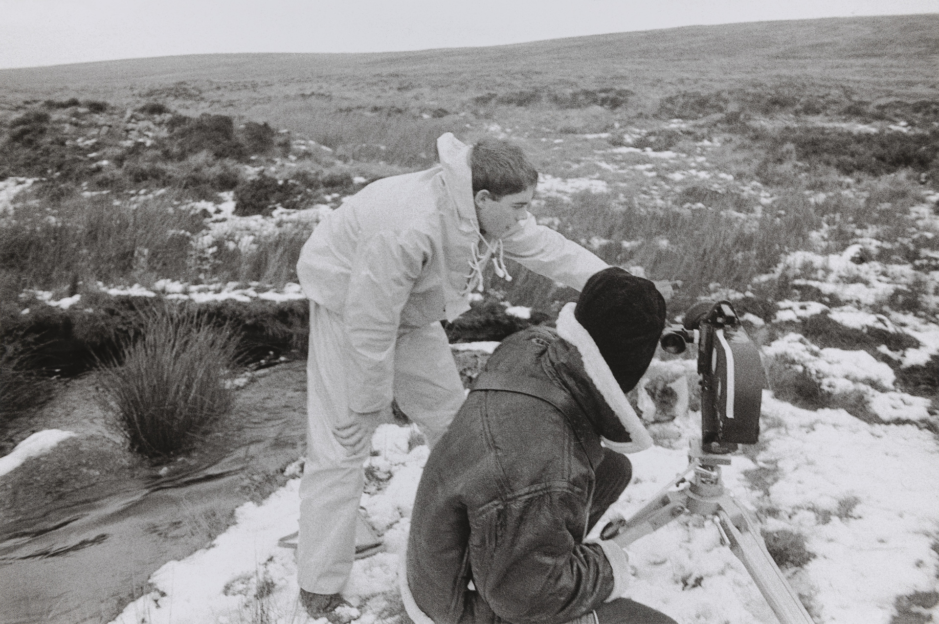 Gerry Schum und Richard Long während der Dreharbeiten zu Richard Longs ›Walking a Straight 10 Mile Line Forward and Back Shooting Every Half Mile‹, Dartmoor, England, 20. Januar 1969