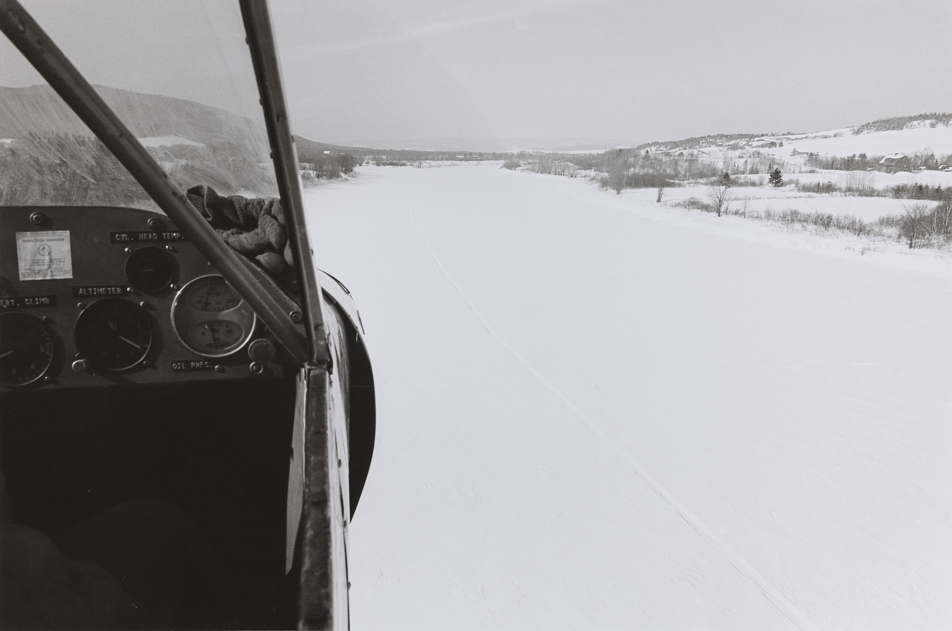Blick aus dem Flugzeug während der Dreharbeiten zu  Dennis Oppenheims  ›Timetrack, Following the Timeborder Between Canada and USA‹, Fort Kent, 17. März 1969, Canada: 2:00 pm, USA: 3:00 pm