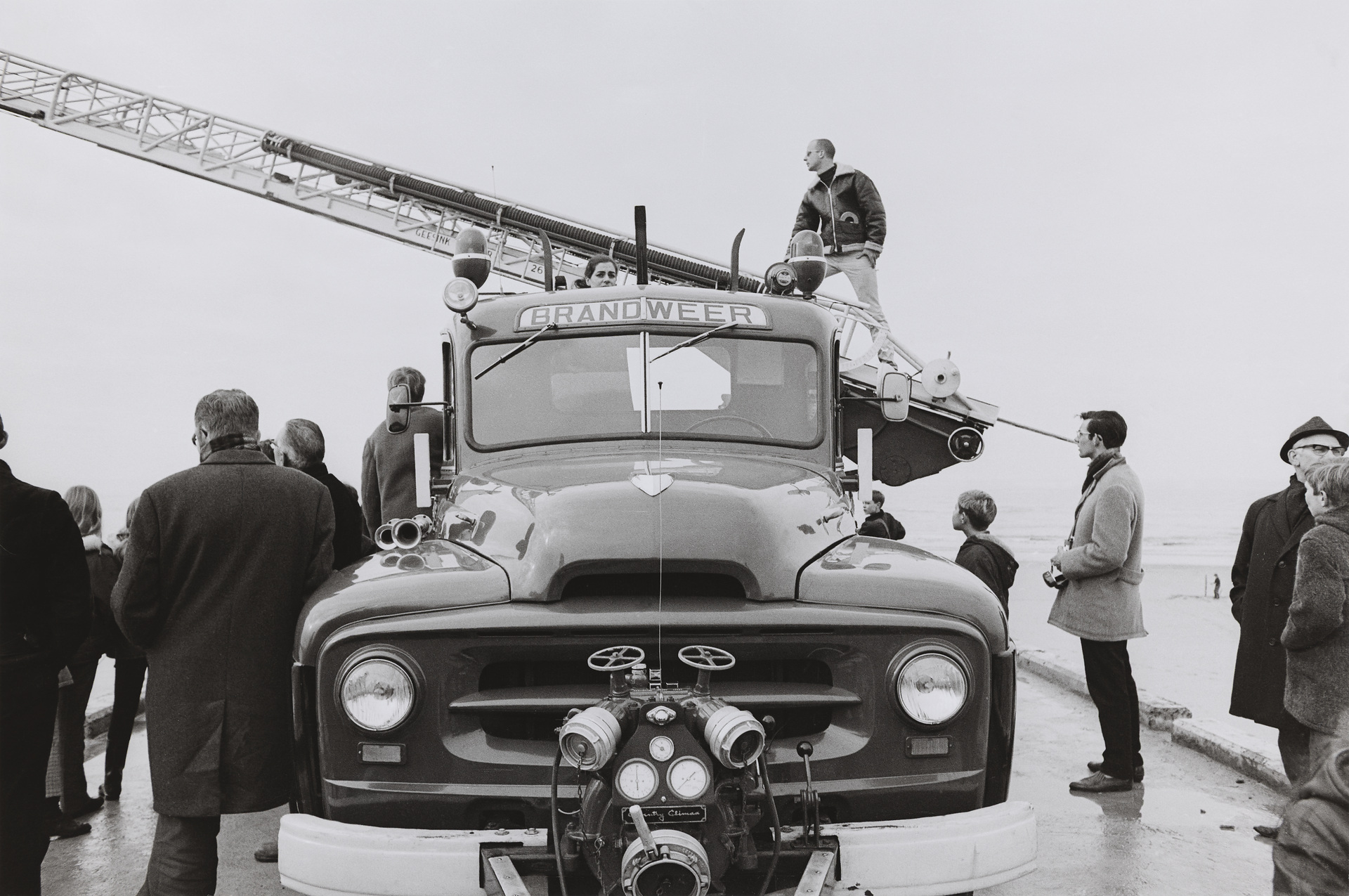 Gerry Schum auf der Feuerwehrleiter während der Dreharbeiten zu Barry Flanagans ›A Hole in the Sea‹, Scheveningen, Niederlande, Februar 1969