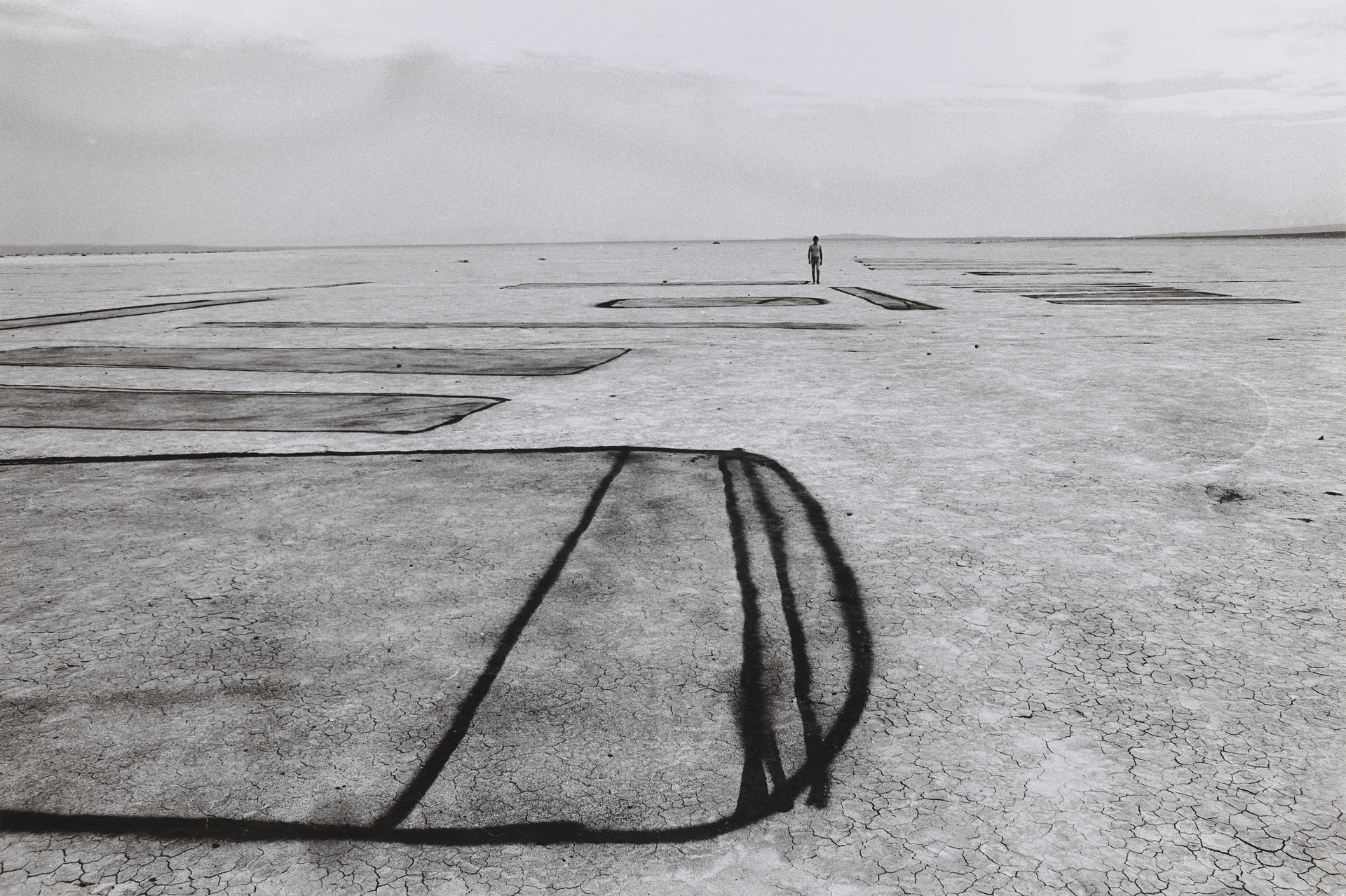 Während der Dreharbeiten zu Michael Heizers  ›Coyote‹, Coyote Dry Lake, Kalifornien, USA, März 1969