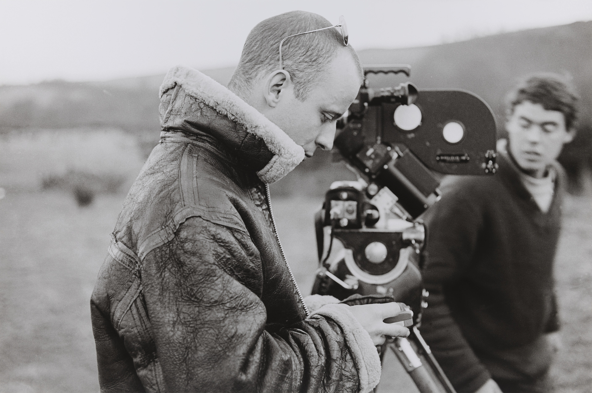 Gerry Schum und Richard Long während der Dreharbeiten zu Richard Longs ›Walking a Straight 10 Mile Line Forward and Back Shooting Every Half Mile‹, Dartmoor, England, 20. Januar 1969