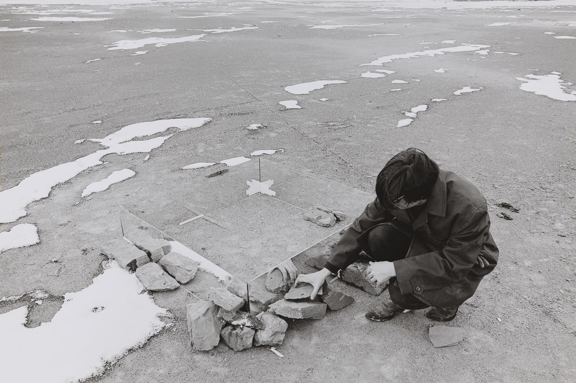Robert Smithson während der Dreharbeiten zu ›Fossil Quarry Mirror with Four Mirror Displacements‹, Cayuga Lake Region, New York State, März 1969