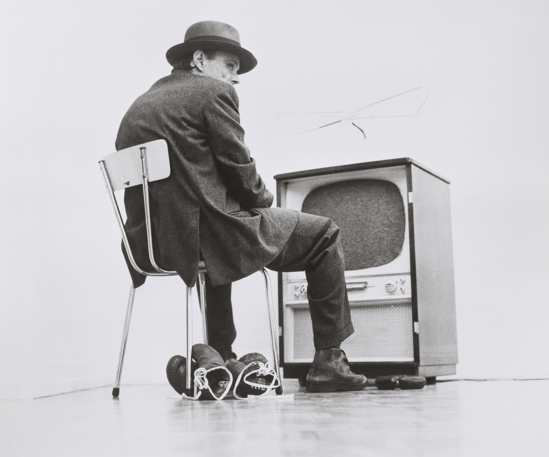 Während der Dreharbeiten zu Joseph Beuys’ ›Filz TV‹. Beitrag für ›IDENTIFICATIONS‹ (II. Fernsehausstellung der Fernsehgalerie Gerry Schum)