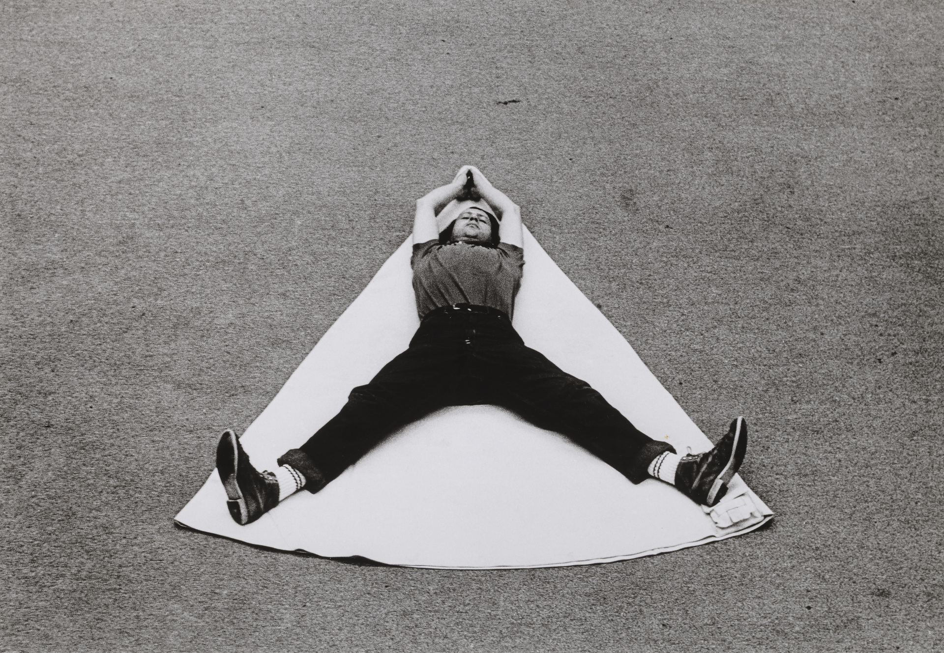 Während der Dreharbeiten zu Franz Erhard Walthers Beitrag für ›IDENTIFICATIONS‹ (II. Fernsehausstellung der Fernsehgalerie Gerry Schum), Hamburg, 1970