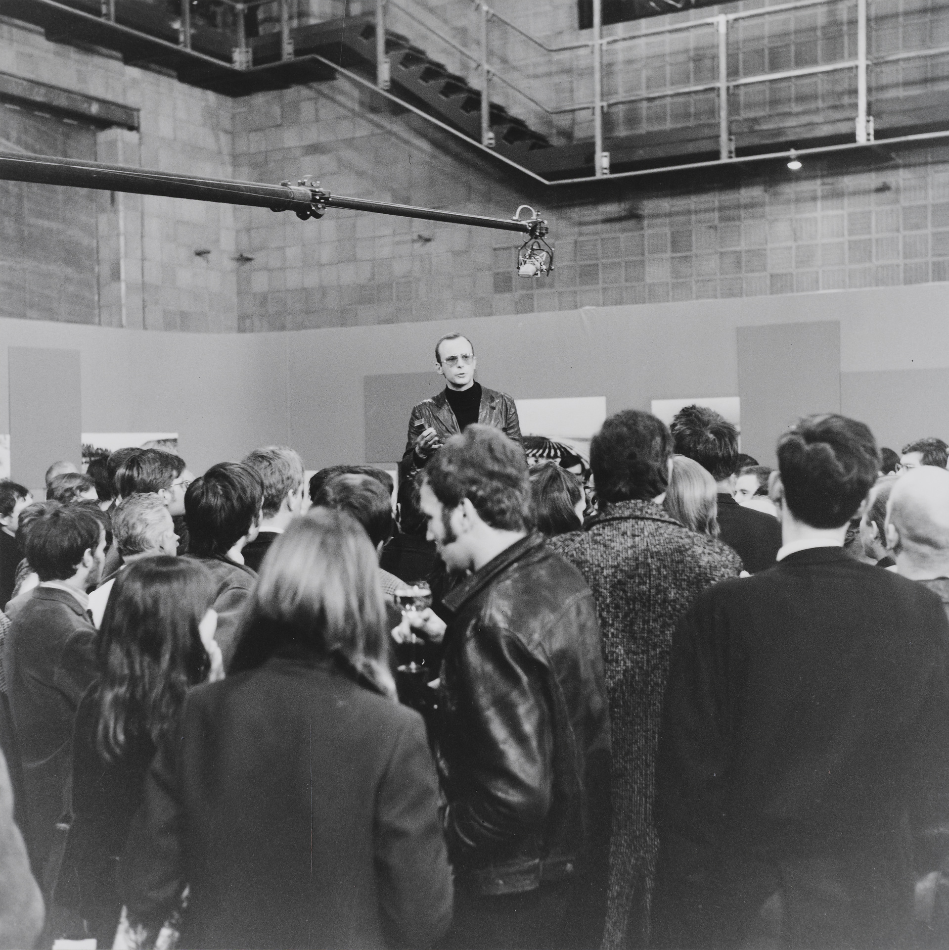 Gerry Schum bei der Eröffnungveranstaltung der Fernsehausstellung 'LAND ART' im Studio C des SFB