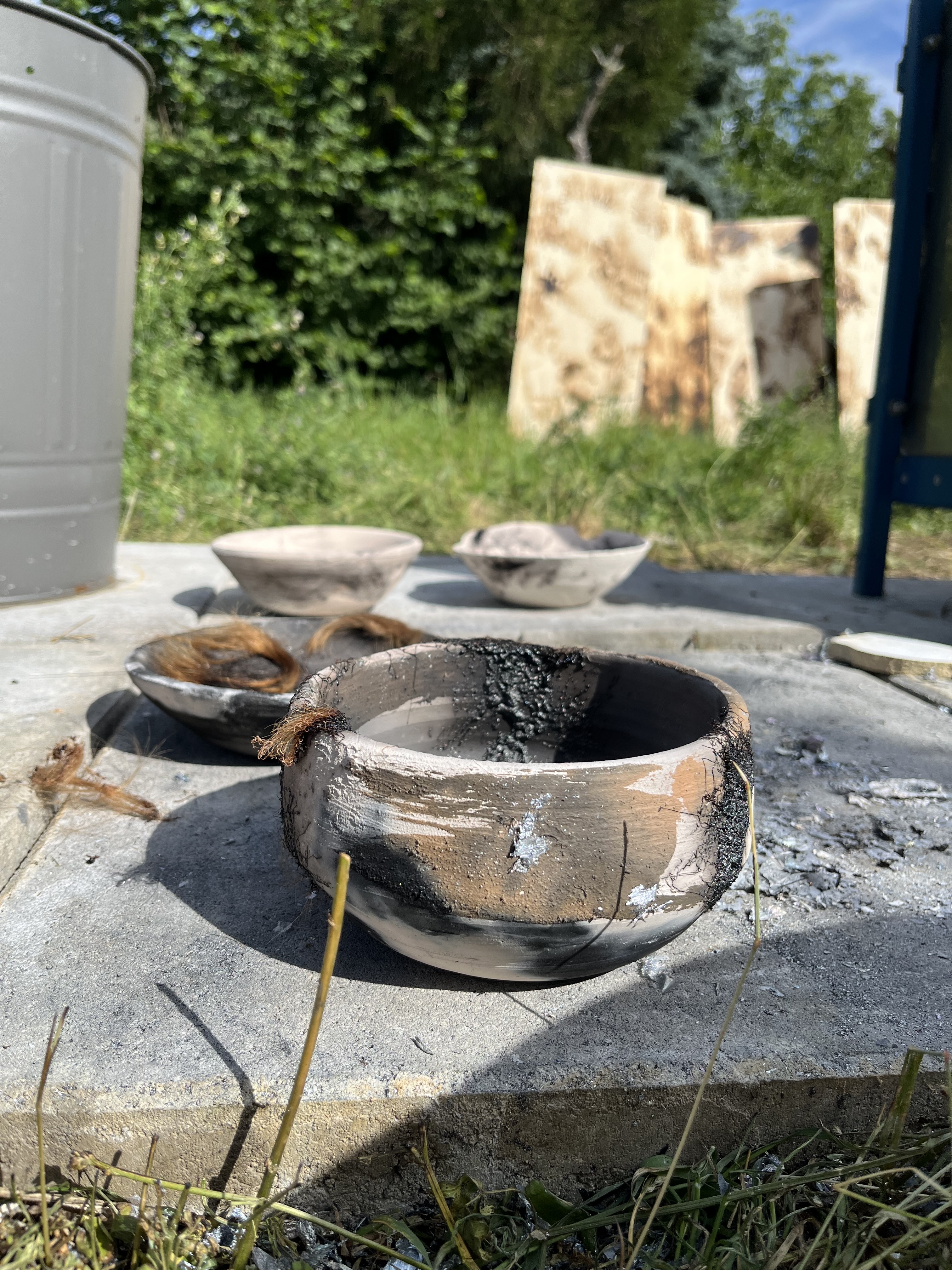 Das Bild zeigt eine Schale, die unter Verwendung organischer Materialien im Raku-Verfahren gebrannt wurde. 