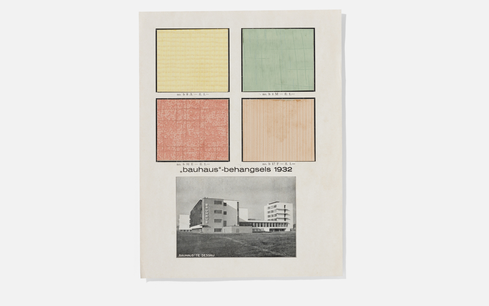 Werbeblatt für die Niederlande mit vier verschiedenen Tapetenmustern. Darunter ist ein schwarz-weiß Bild des Bauhaus Dessau