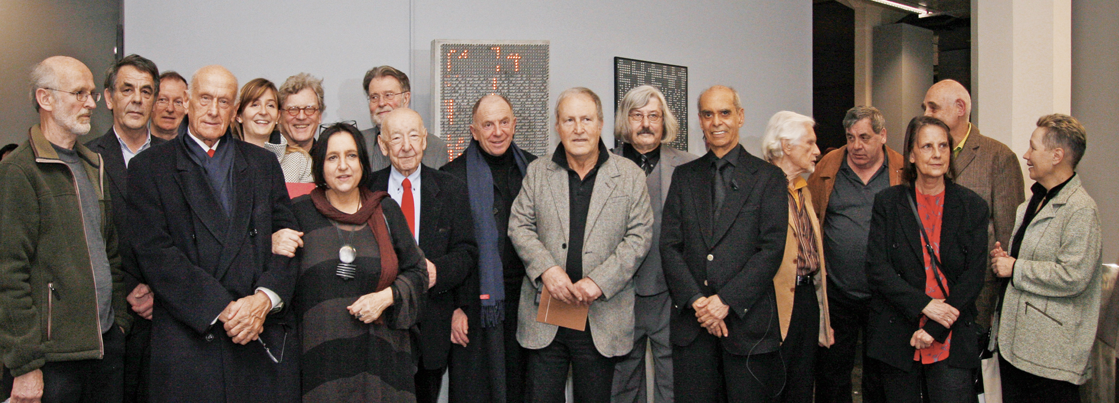 A group photo with the artists of the exhibition »bit international«.
