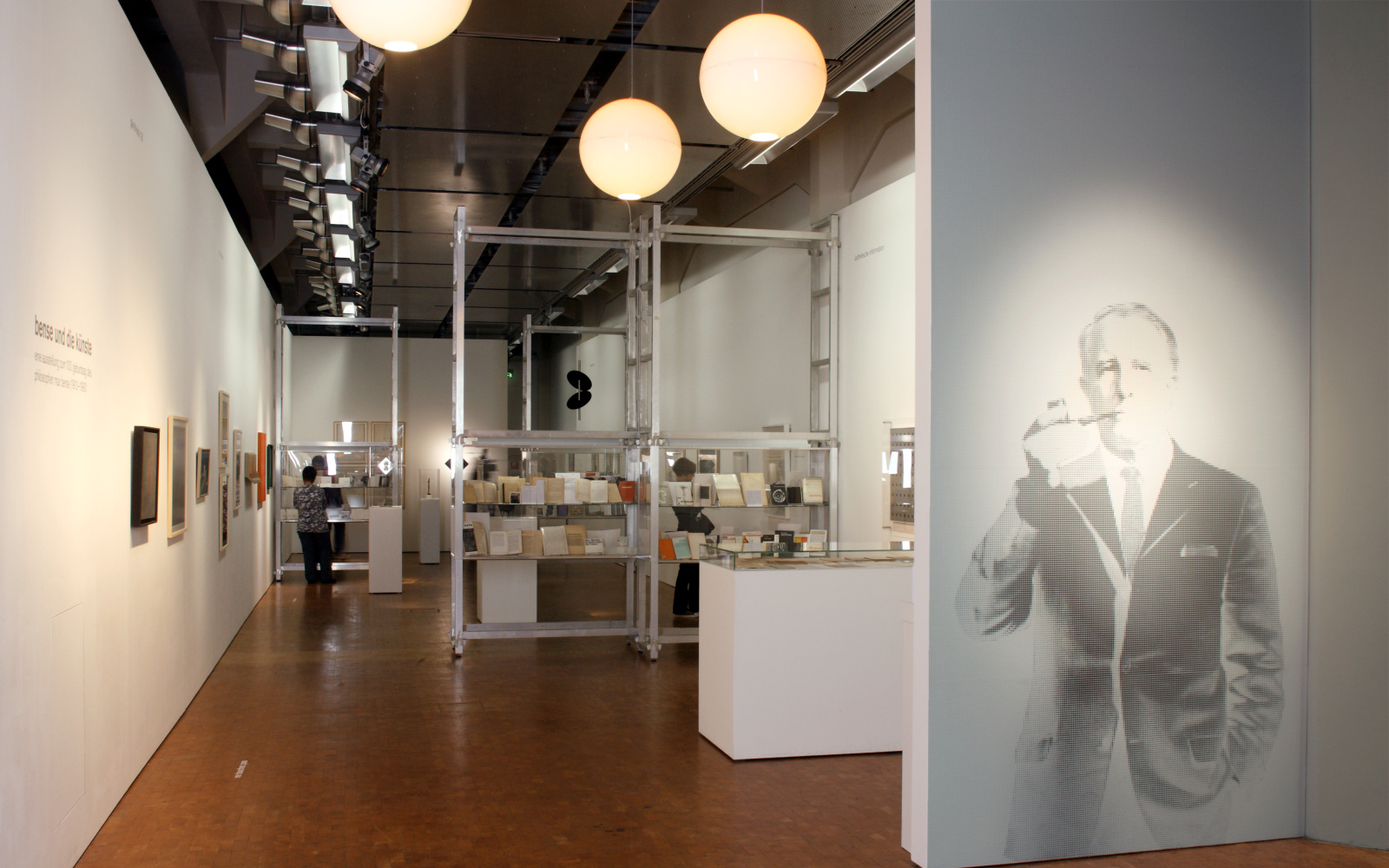 Blick in die Ausstellung »Bense und die Künste». Auf der rechten Seite ein Porträt von Max Bense.