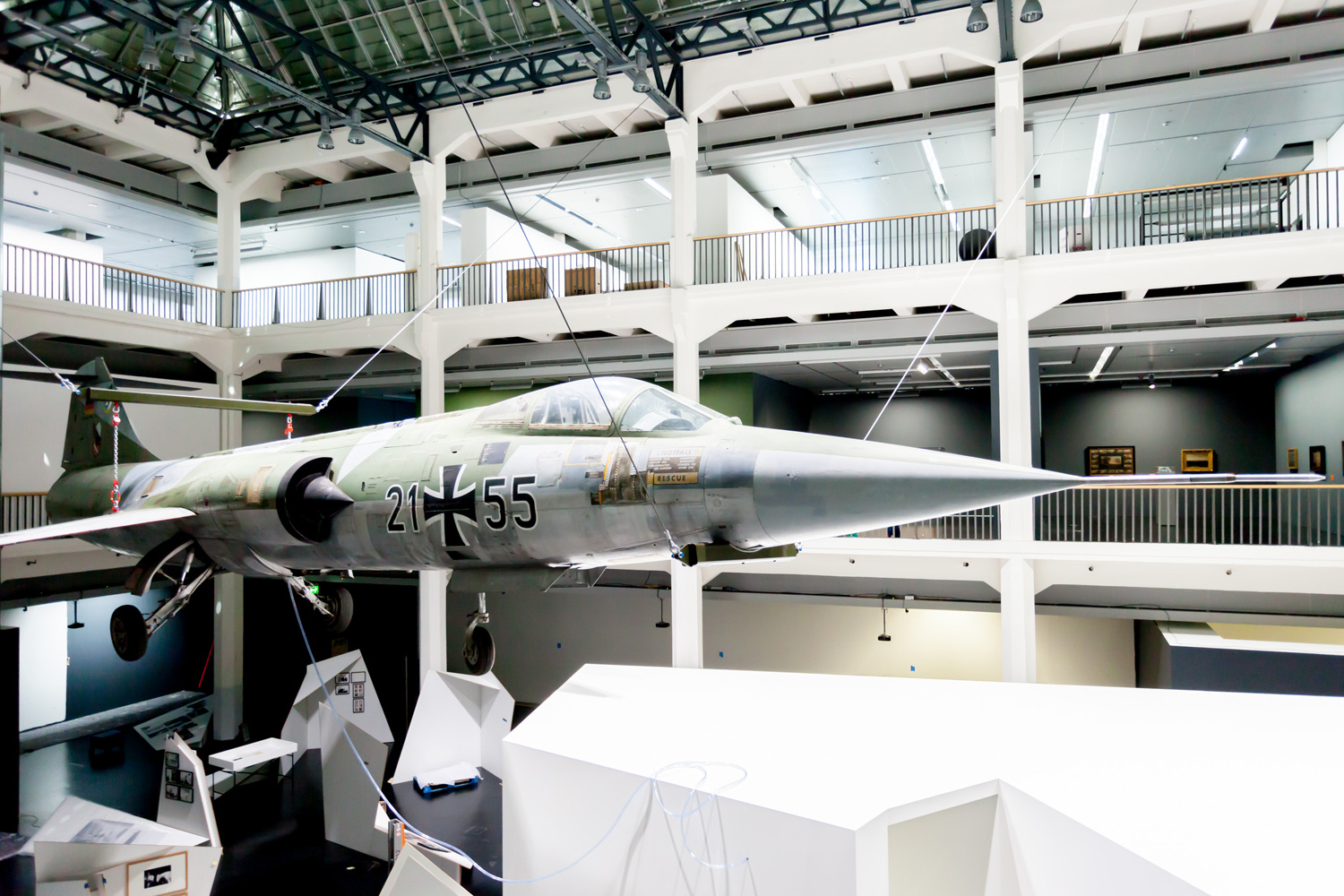 Ein Starfighter, der im Museumsraum von der Decke hängt