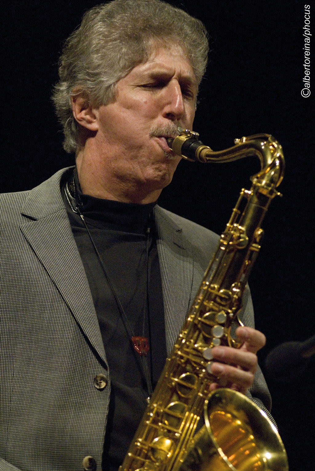 Ein Mann, der Saxophon spielt.